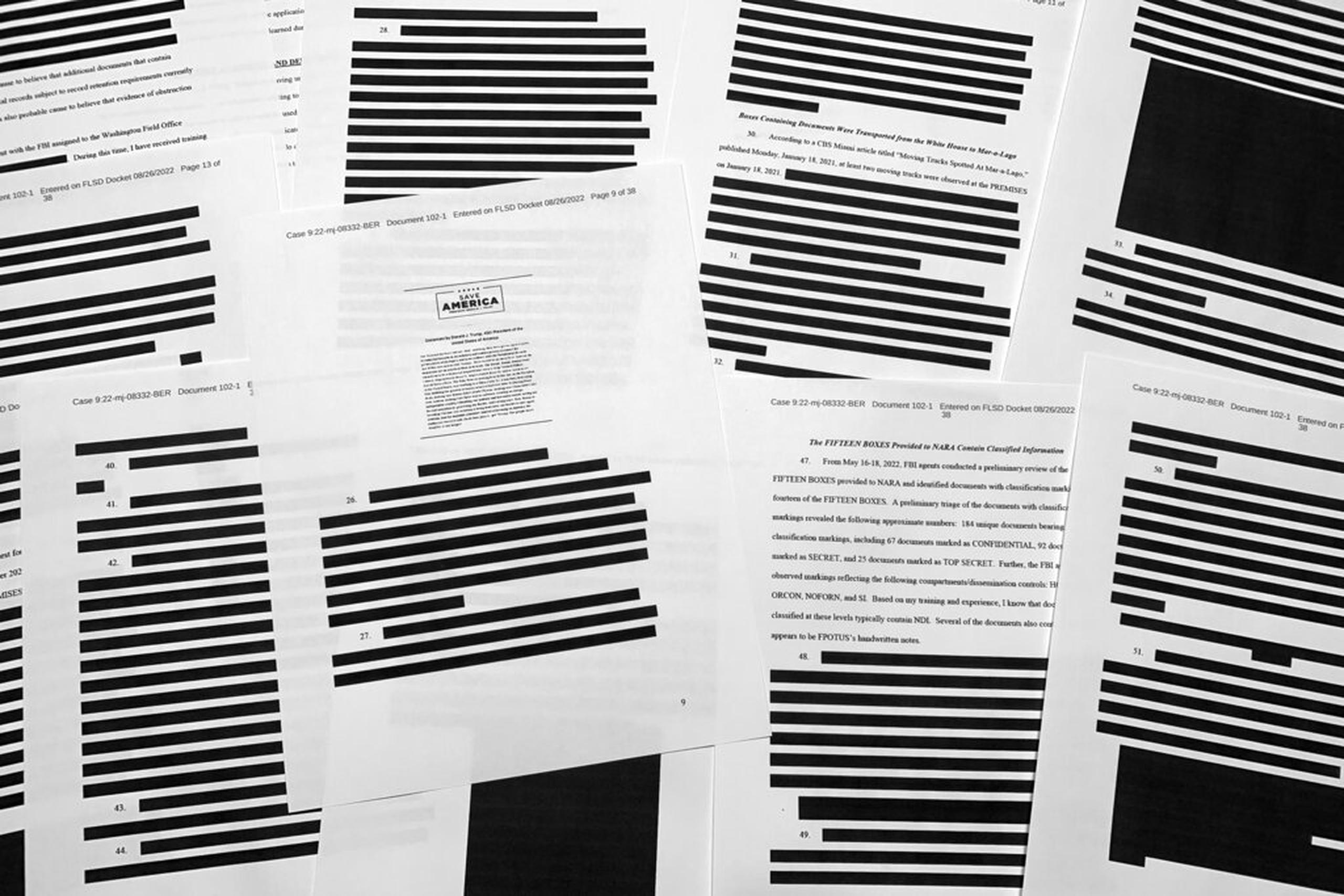 Fotografía de la declaración jurada del FBI en apoyo de la obtención de una orden de allanamiento para la propiedad Mar-a-Lago del expresidente Donald Trump.