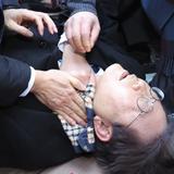 Líder opositor surcoreano es apuñalado en el cuello por un hombre