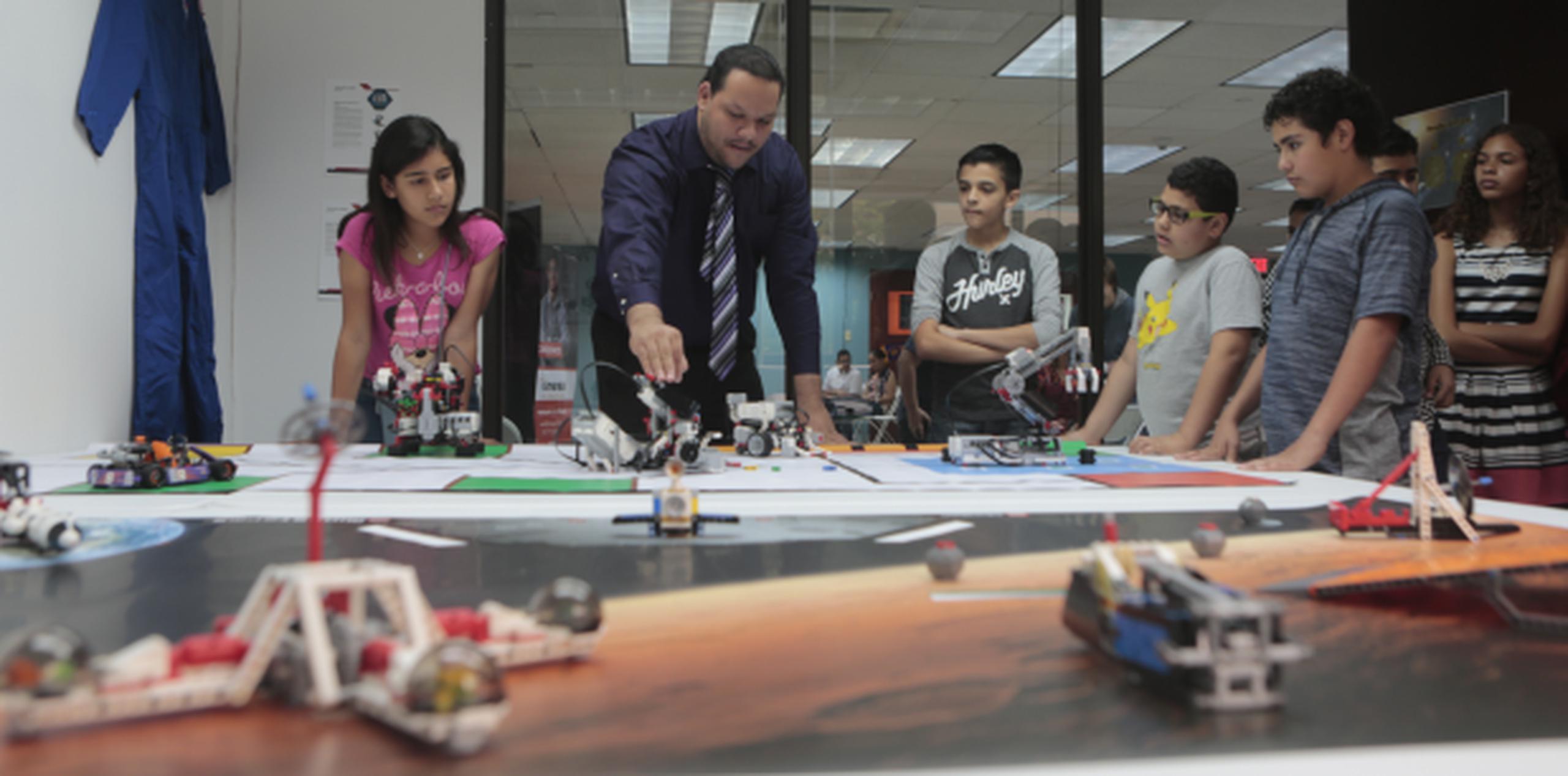 El profesor de robótica Jesús Centenoda instrucciones a un grupo de estudiantes de "Bright Stars" en el nuevo centro de tecnología de la Fundación Kinesis en Río Piedras. (Suministrada)