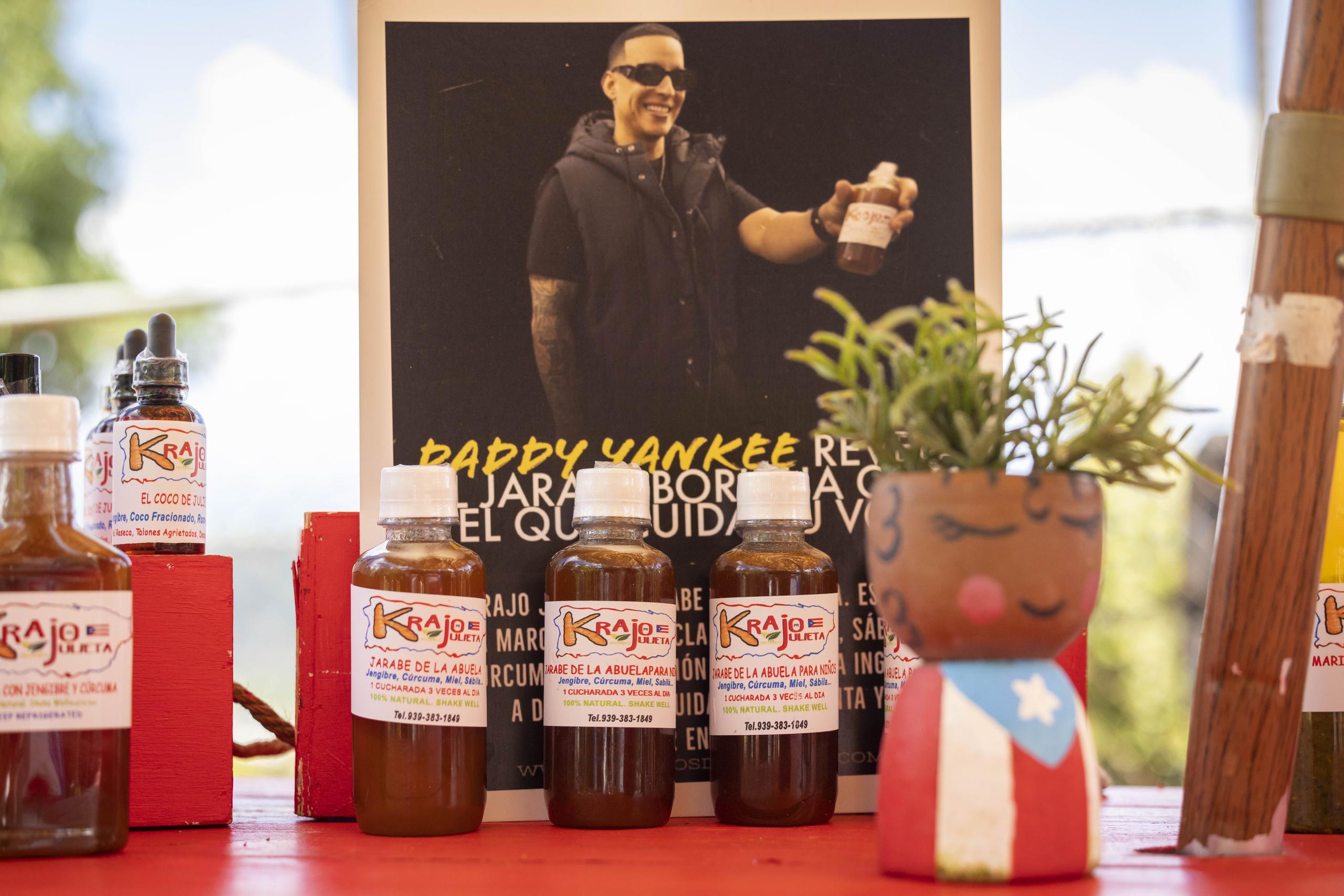Entre los productos está el jarabe, que el reguetonero Daddy Yankee aseguró toma para el cuidado de su voz.