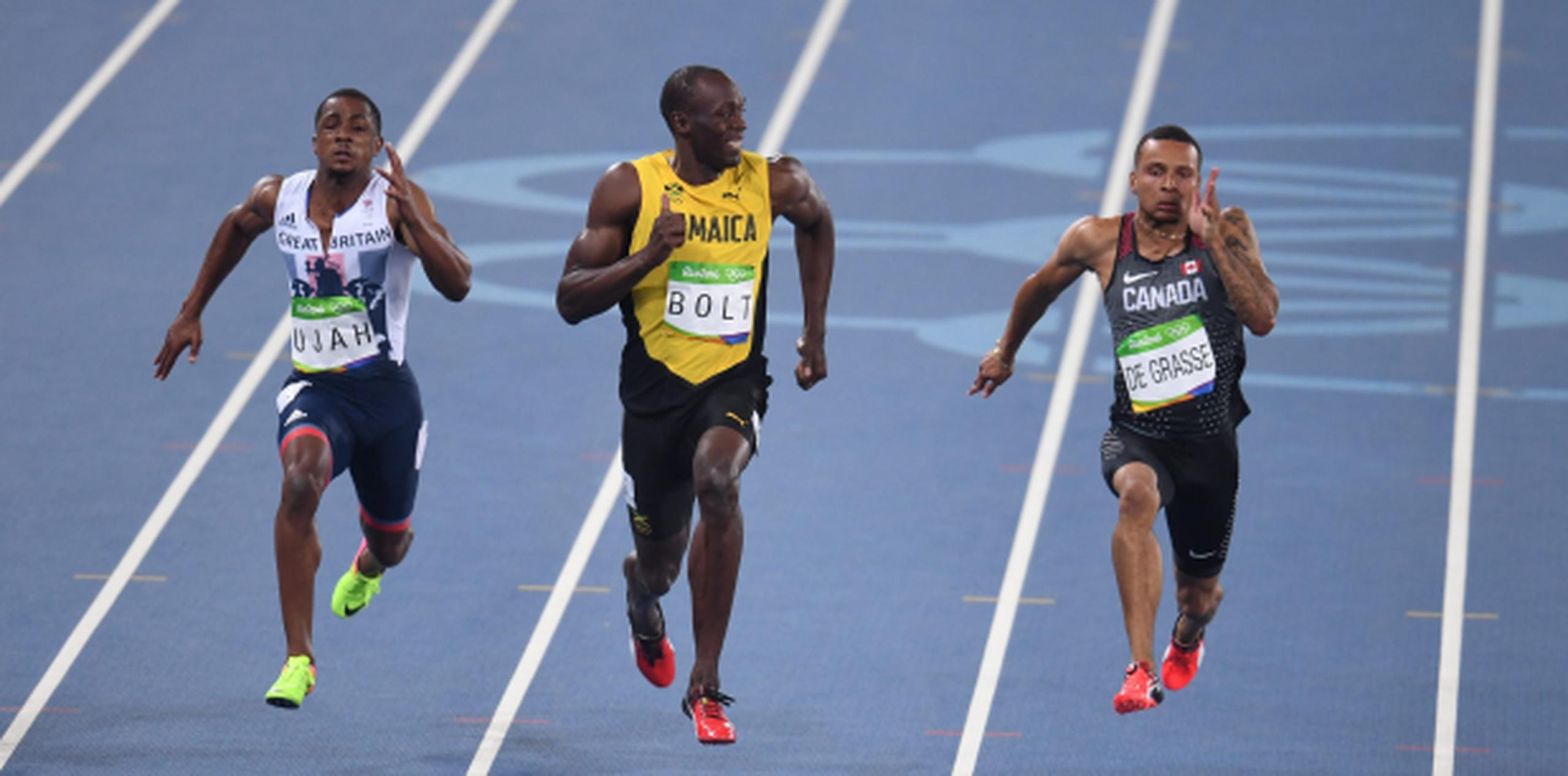 Usain Bolt (centro), Andre de Grasse de Canadá (derecha) y Chijindu Ujah de Gran Bretaña durante la segunda carrera semifinal de los 200 metros. (Lukas Coch / EFE / EPA)