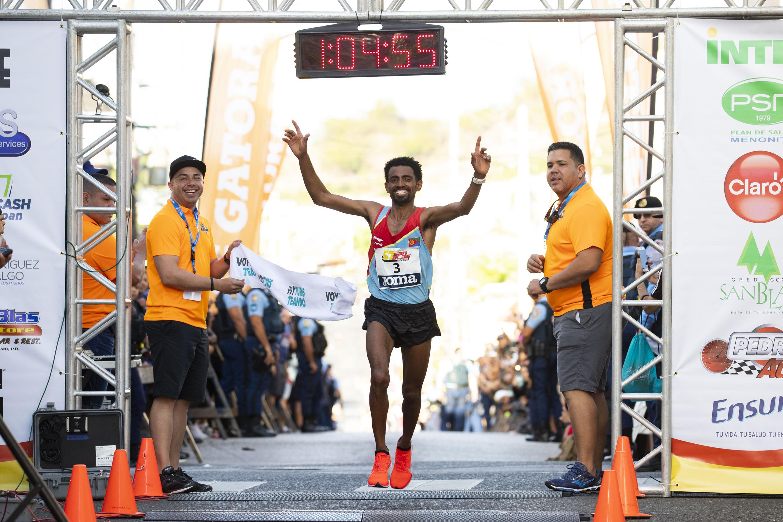 El eritreo-estadounidense Daniel Teklebraham ganó la prueba el año pasado con un tiempo de  1:04.55. El destacado atleta vuelve a Coamo a defender su campeonato.