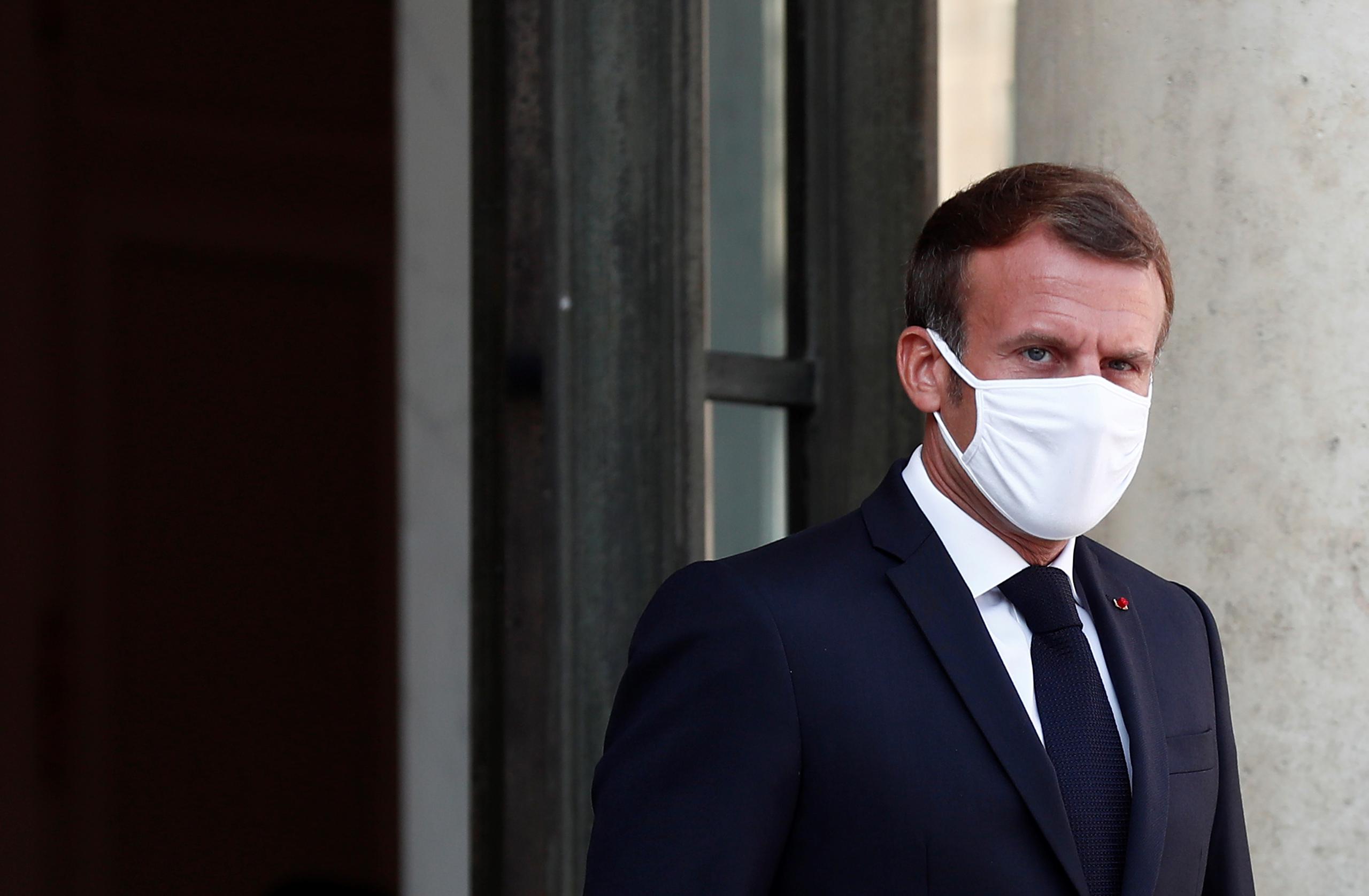 Emmanuel Macron urgió a respetar las normas a todo el mundo para evitar extender aún más la epidemia.