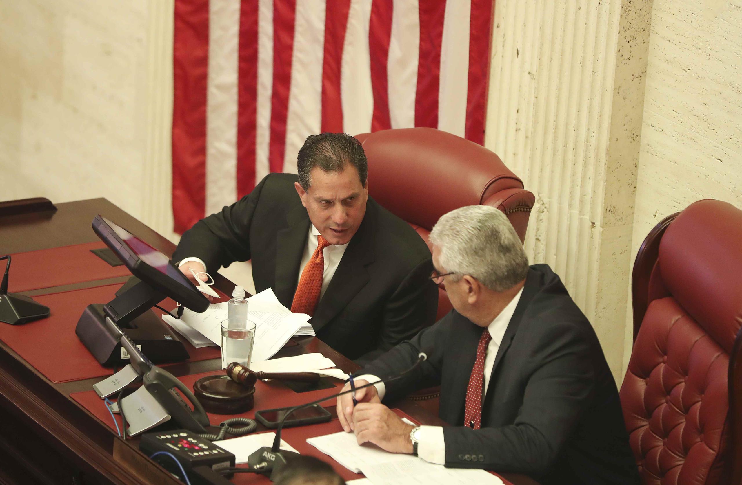 El senador Héctor Martínez conversa con el presidente del Senado, Thomas Rivera Schatz.