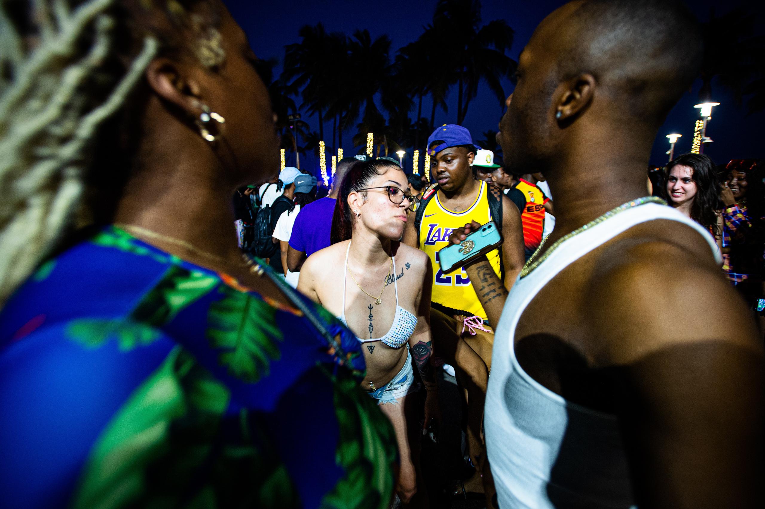 Cientos de jóvenes bailan durante las vacaciones del Spring Break en la peatonal y turística avenida de Ocean Drive in Miami Beach, Florida.