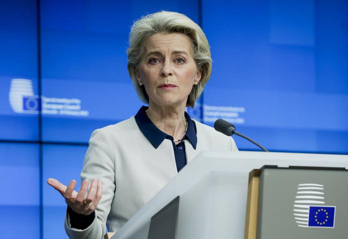 “Tenemos que independizarnos del petróleo, el carbón y el gas rusos. Sencillamente no podemos confiar en un proveedor que nos amenaza explícitamente”, dijo la presidenta de la Comisión Europea, Ursula von der Leyen en un comunicado.