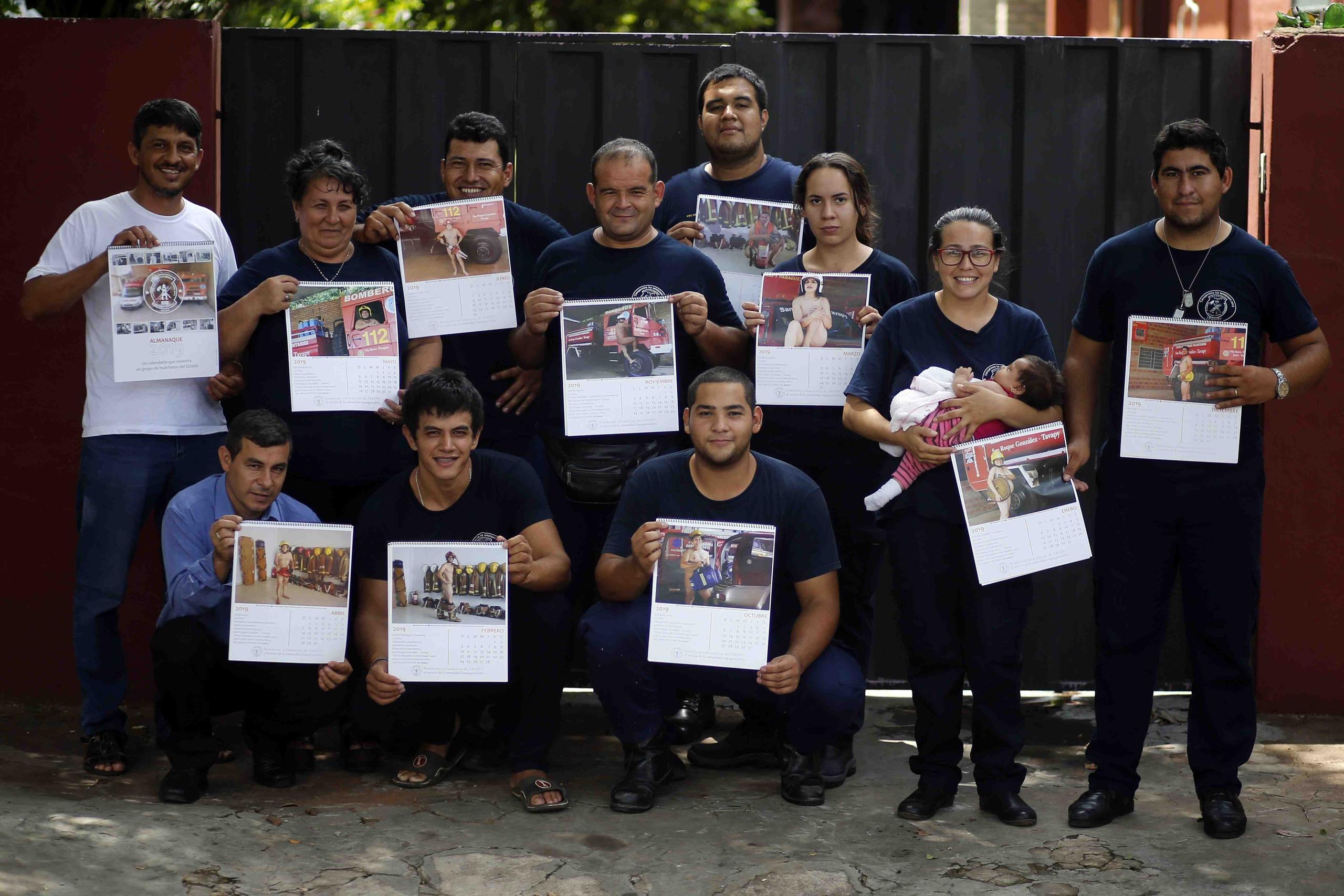 Los bomberos de San Roque González posan para una foto de grupo antes de salir a la calle a vender calendarios, en Asunción, Paraguay. (AP / Jorge Saenz)