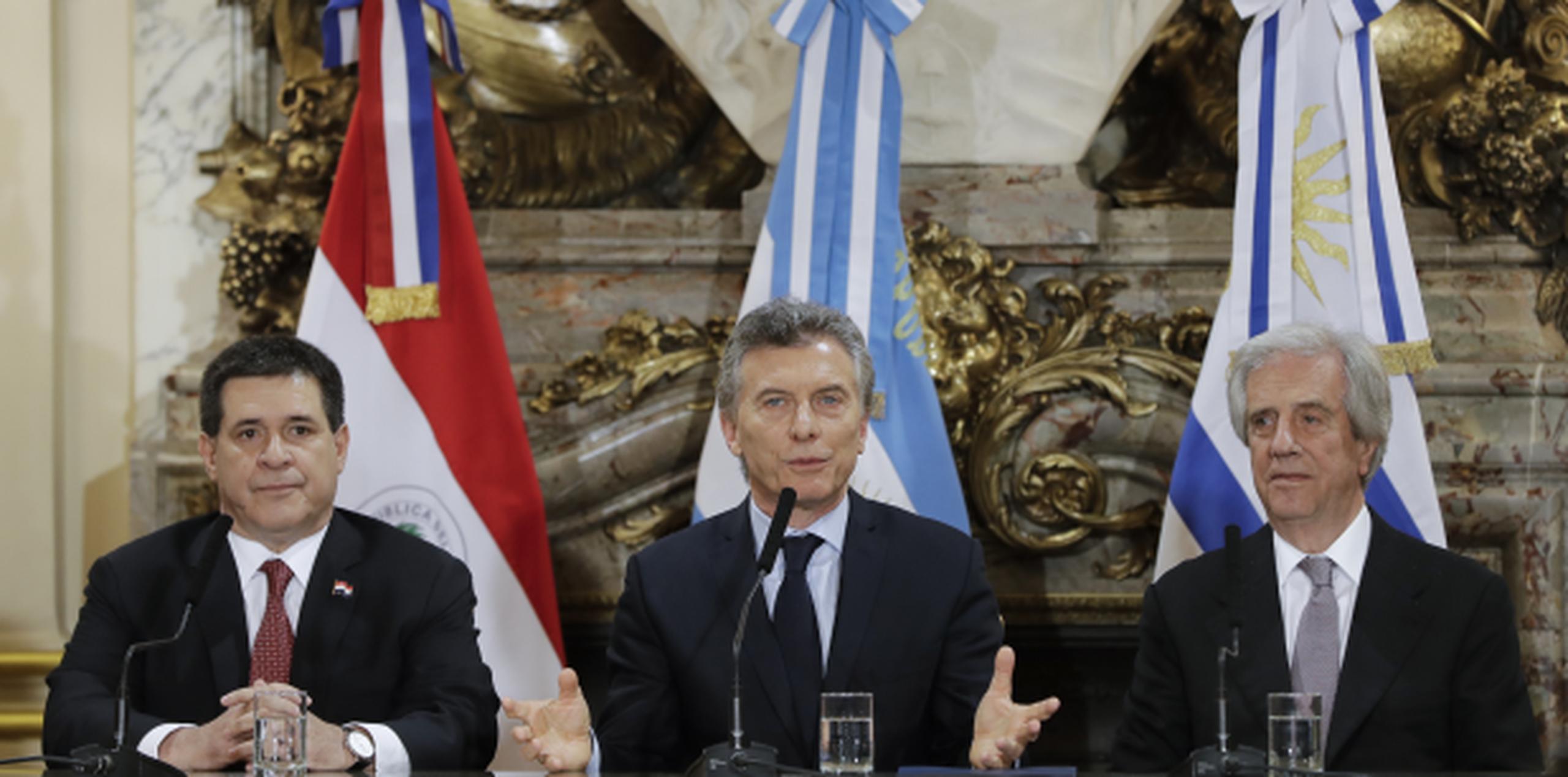 Los presidentes de Paraguay, Argentina y Uruguay, Horacio Cartes, Mauricio Macri y Tabaré Vázquez, hicieron juntos el anuncio de la candidatura conjunta de los tres países para el Mundial 2030. (AP/Natacha Pisarenko)