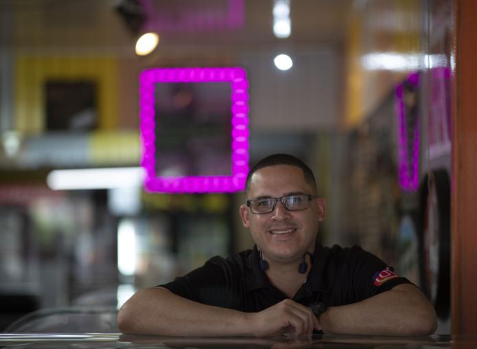 Gustavo Irizarry, dueño de Lucy's Pizza, dijo lograr ver la "luz al final del tunel" cuando Casa Pueblo logró energizar su negocio ubicado en la plaza con luz solar.