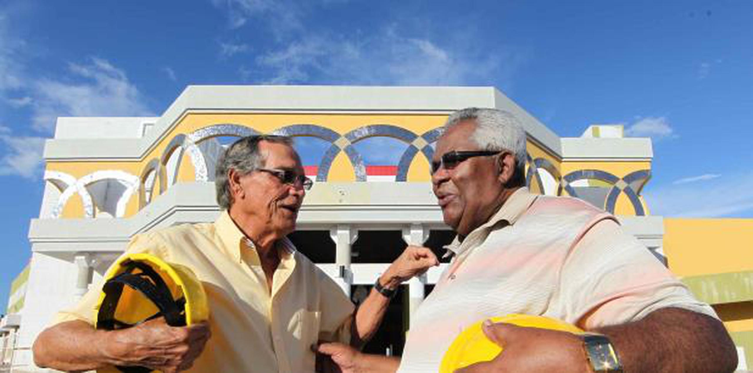 El entonces apoderado  de los Caciques de Humacao, Tonin Casillas, a la izquierdam, conversa frente a la nueva cancha de ese municipio con el alcalde Marcelo Trujillo Panisse. (archivo)