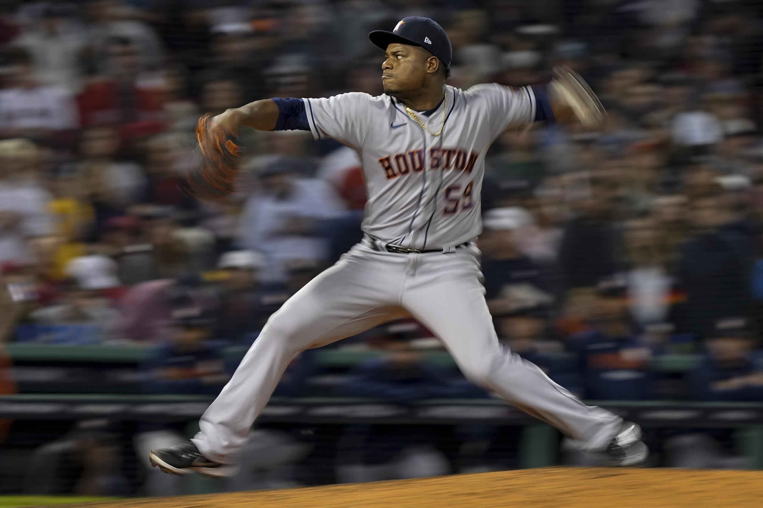 El abridor de los Astros, Framber Valdez, hace un lanzamiento contra los Red Sox en el quinto juego de la Serie de Campeonato en el Fenway Park.