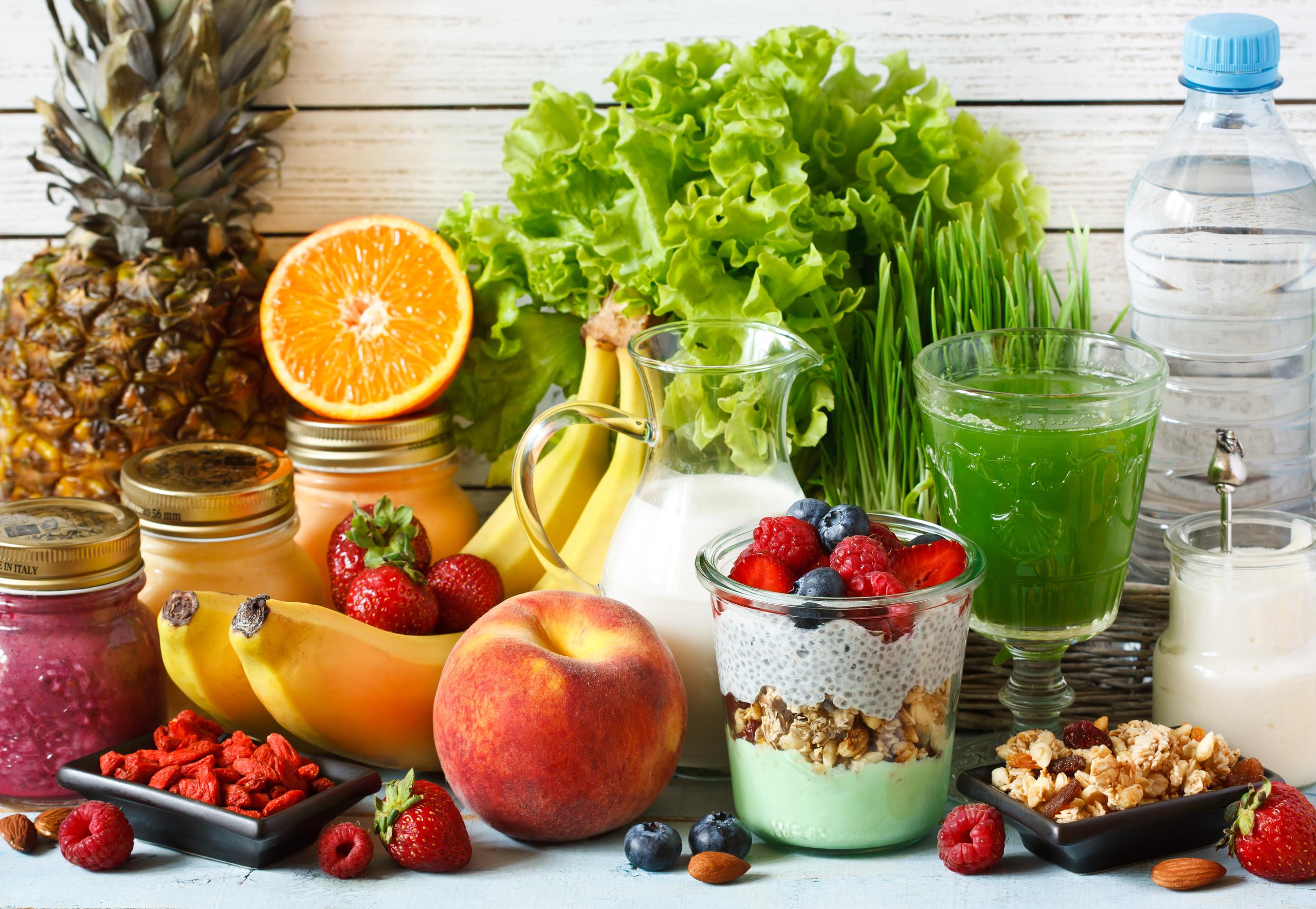 Una de las formas de tener una buena salud de las vías respiratorias es por medio del consumo de frutas, vegetales, pescado, leche y yogur.