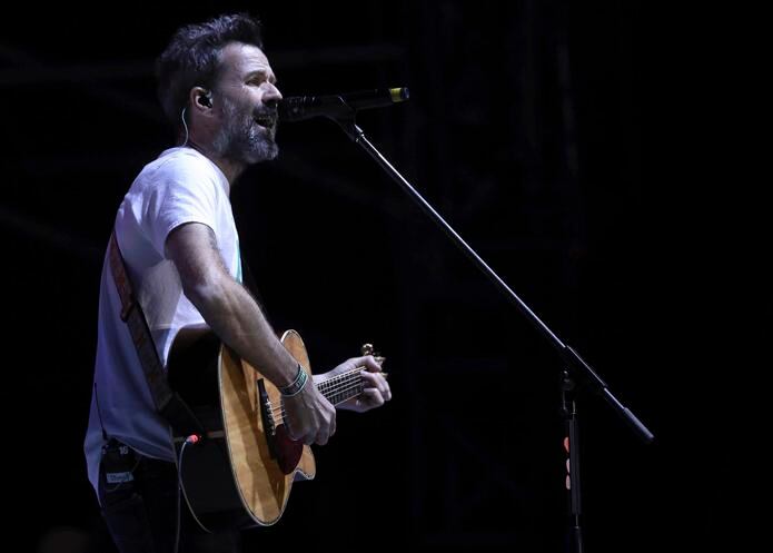 El cantautor y músico, de 53 años, adelantó el lanzamiento del álbum "Tragas o escupes", que estaba pautado para septiembre.