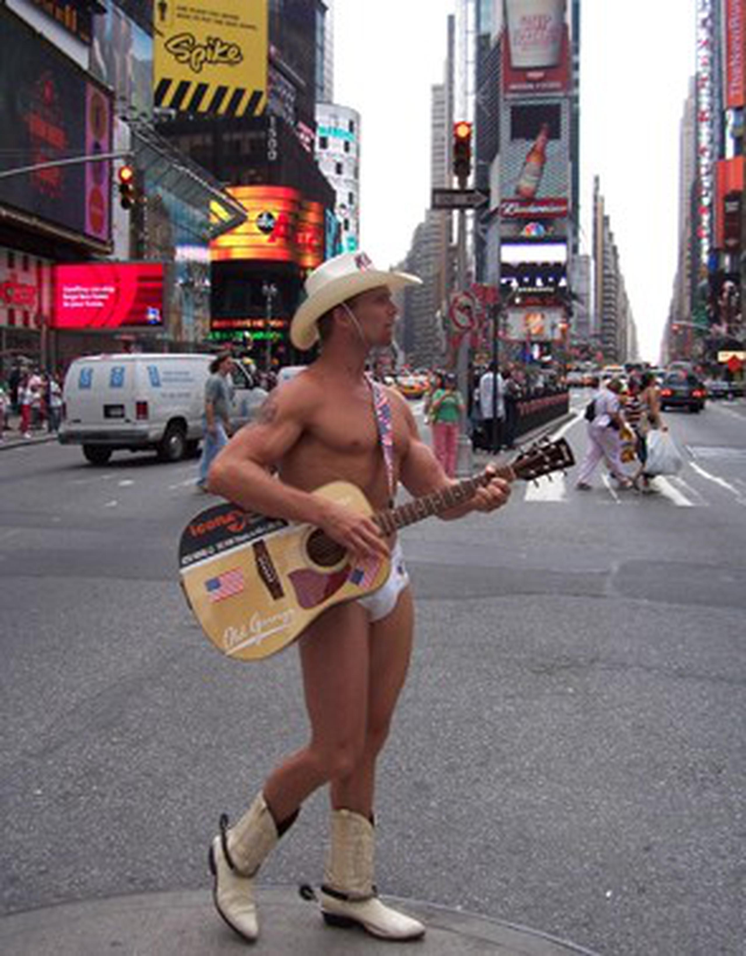 El apuesto “Naked Cowboy” de Times Square ha sido el “taco de ojo” de miles de turistas de esa zona. (Suministrada)