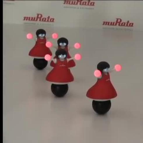 Compañía de tecnología Murata presenta robots “cheerleaders”