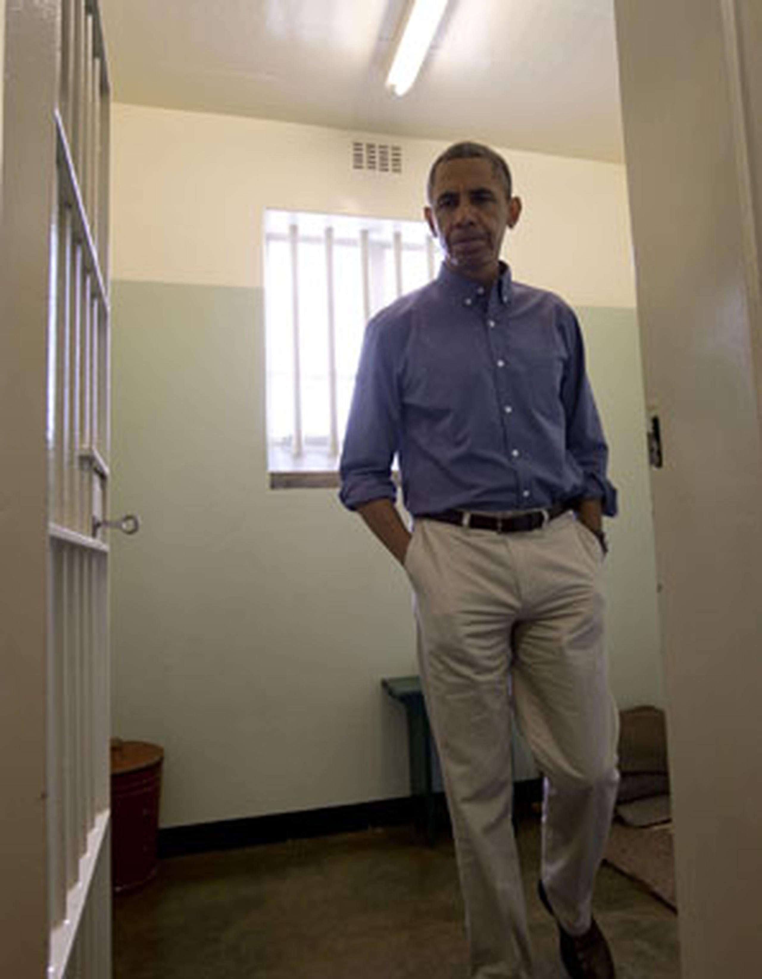 Barack Obama visitó en junio pasado la celda en Robben Island, Sudáfrica, donde Mandela pasó 18 de los 27 años que estuvo preso. (Archivo/ AP)