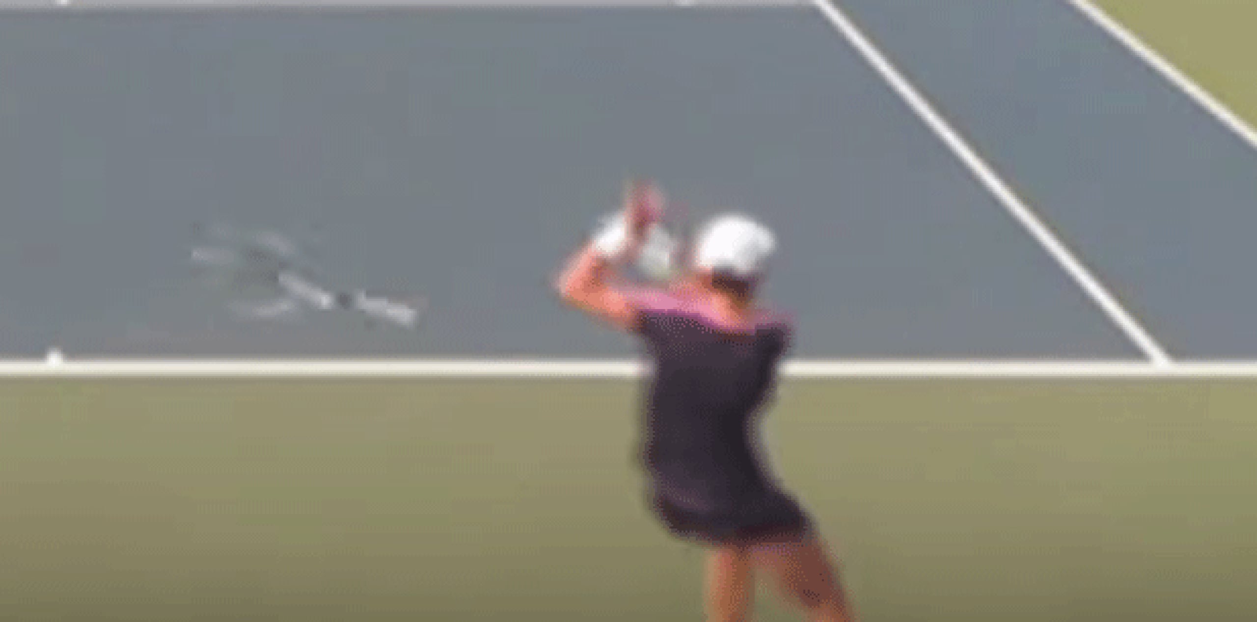 Este es el momento en el que a la tenista rumana Monica Niculescu, se le escapa la raqueta de las manos. (YouTube)