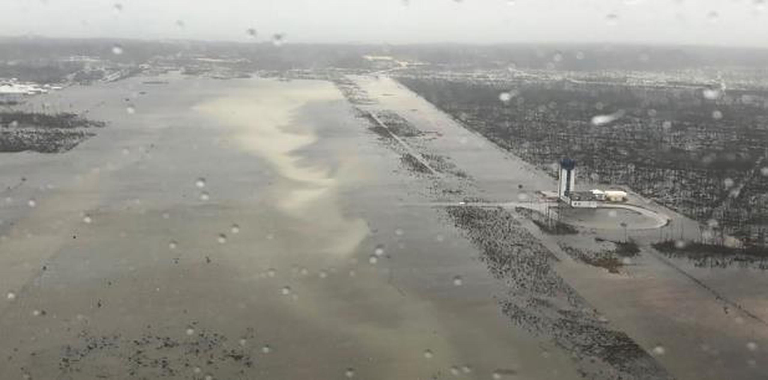 Inundaciones en la pista del aeropuerto Marsh Harbour, en las Islas Ábaco. (U.S. Coast Guard Station Clearwater vía AP)