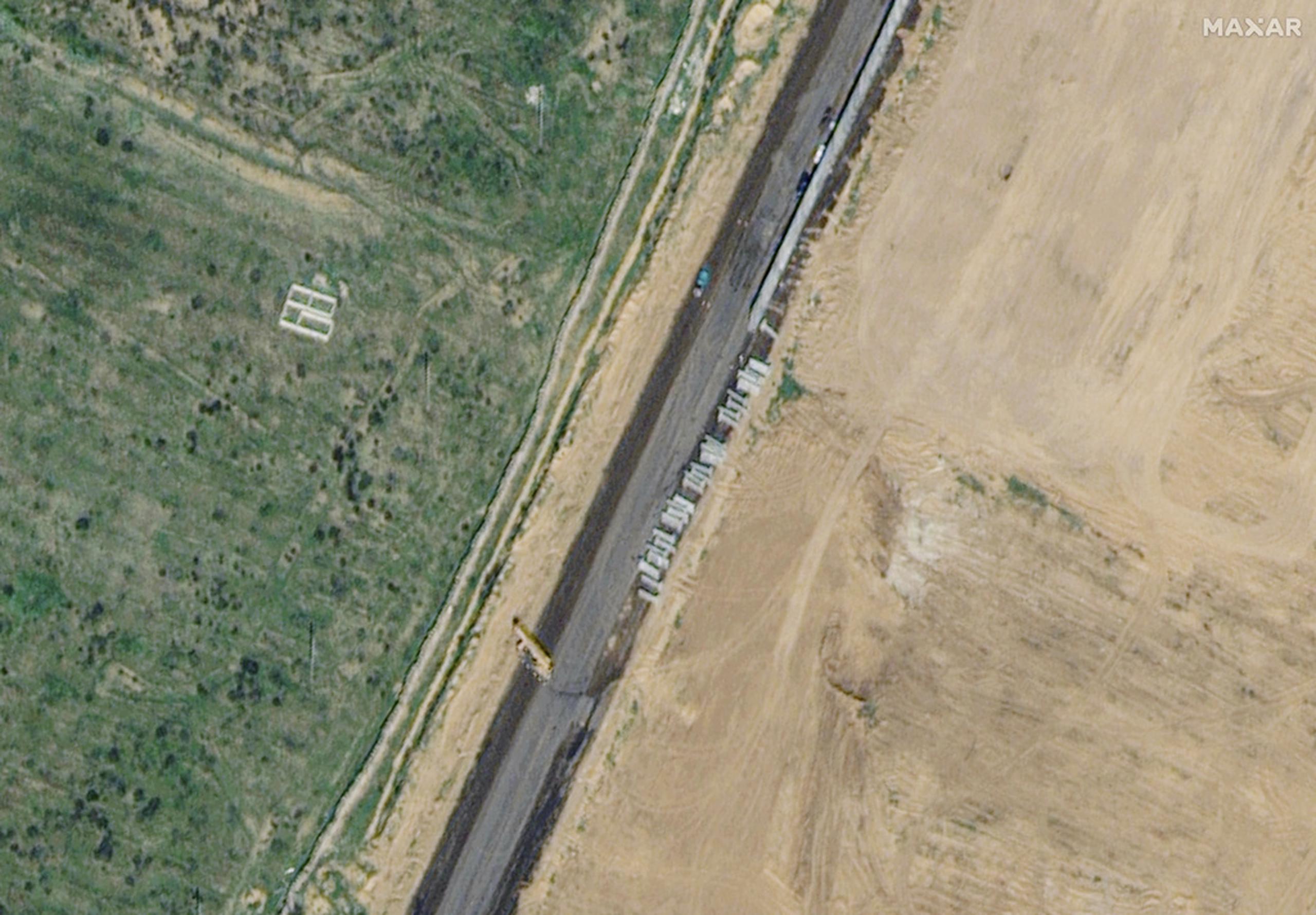 Esta imagen satelital proporcionada por Maxar Technologies muestra la construcción de un muro en Rafah, Egipto, el 15 de febrero de 2024.