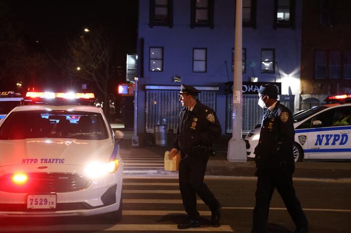 Oficiales de Policía de la ciudad de Nueva York caminan cerca a la escena de un tiroteo en el barrio neoyorquino de Harlem, al norte de la isla de Manhattan, en Nueva York (EE.UU.), este 21 de enero de 2022. EFE/EPA/Caitlin Ochs

