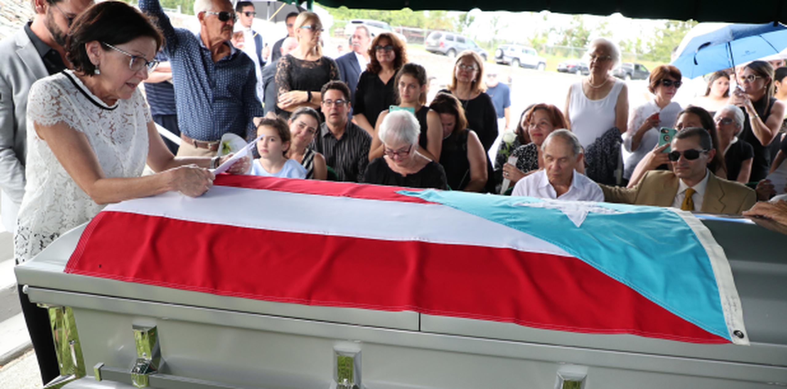 Ante las miradas de amigos, allegados y conocidos, los restos de Santori fueron colocados en el espacio donde permanecerá por la eternidad. (juan.martinez@gfrmedia.com)