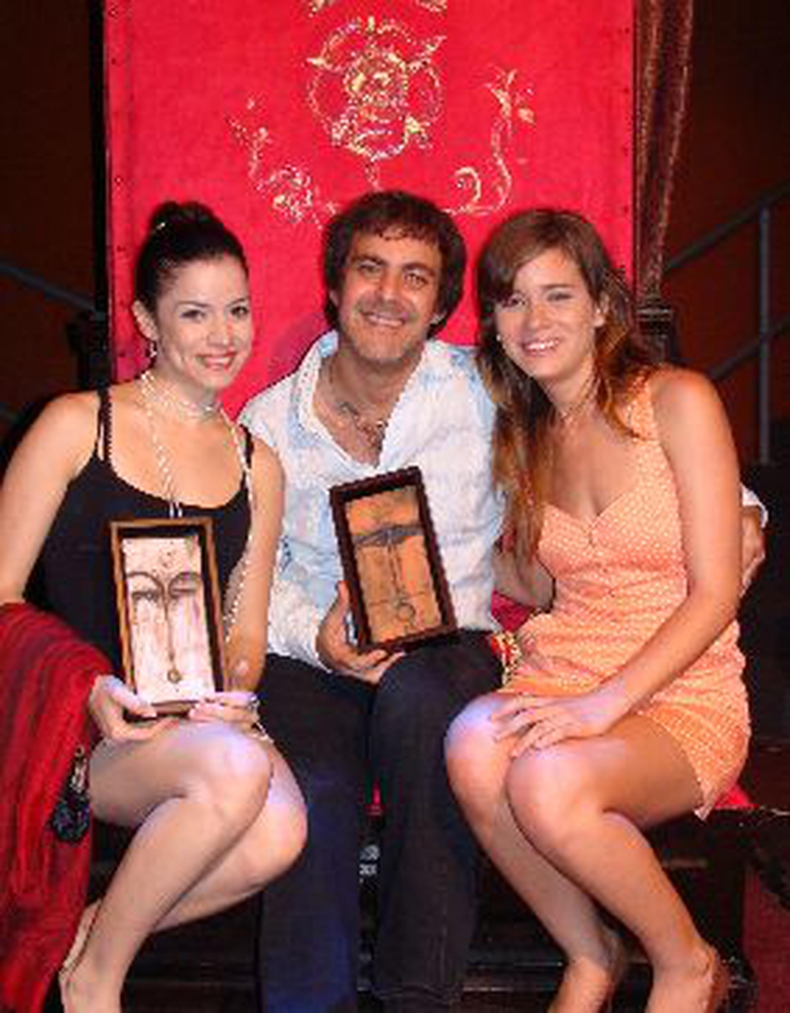 La actriz Jazmín Caratini y el director Gilberto Valenzuela recibieron los premios en el Festival de Teatro del Tercer Amor. Camila Monclova forma parte de la producción.  <font color="yellow">(Suministrada)</font>