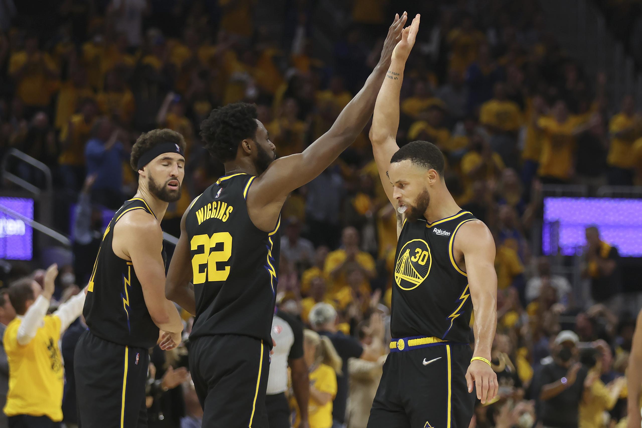 De izquierda a derecha, Klay Thompson, Andrew Wiggins y Stephen Curry, de los Warriors de Golden State, festejan la victoria sobre los Mavericks de Dallas en el primer encuentro de la final del Oeste, el miércoles.