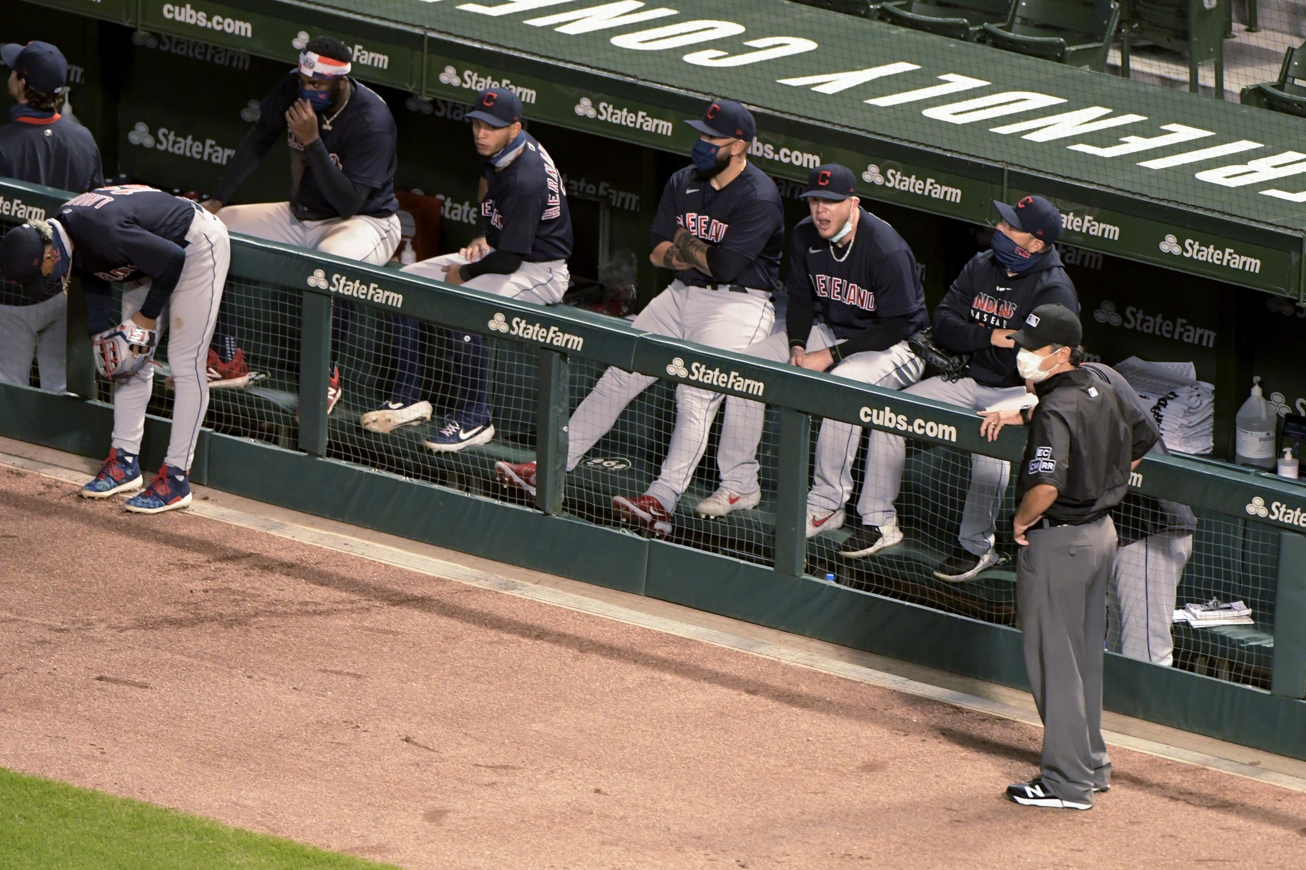Jugadores de los Indians de Cleveland esperan en su cueva durante la breve interrupción que sufrió el partido del miércoles en Chicago debido al dron que aterrizó en los jardines.