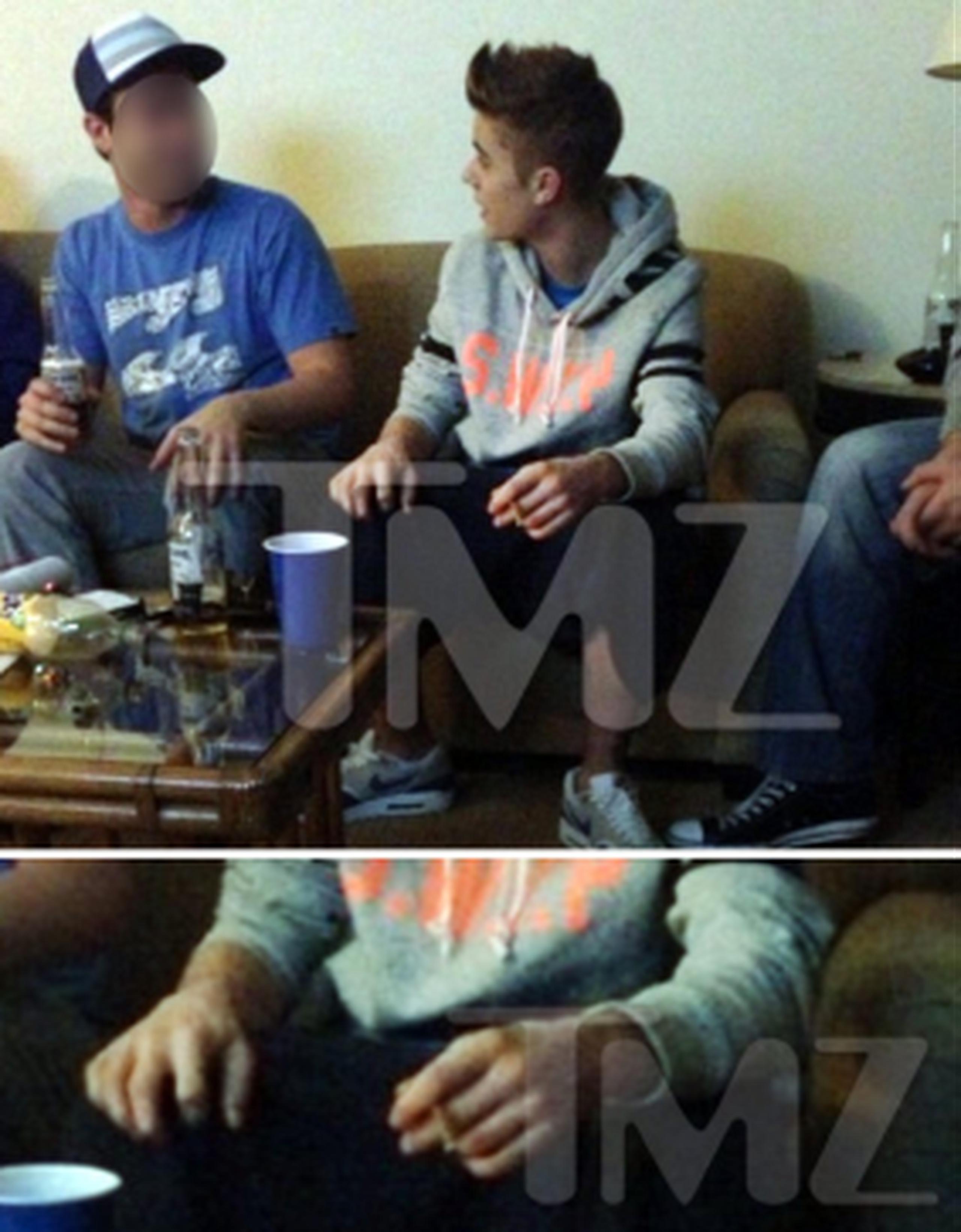 El portal de noticias TMZ publicó fotos del cantante en donde presumiblemente se lo ve fumando marihuana. (TMZ)