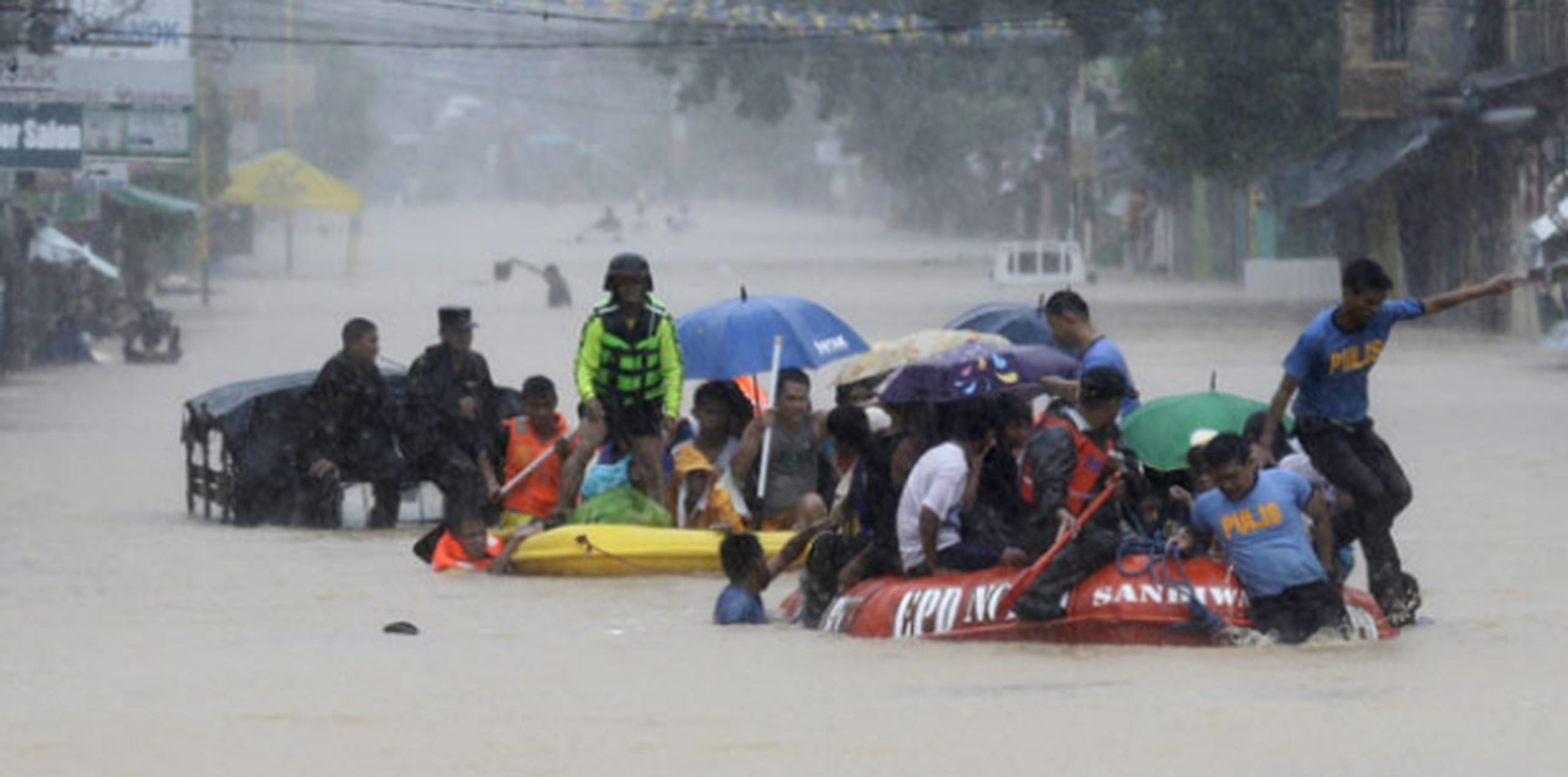 Más de 100,000 personas fueron trasladadas a 63 centros de evacuación. (AP)