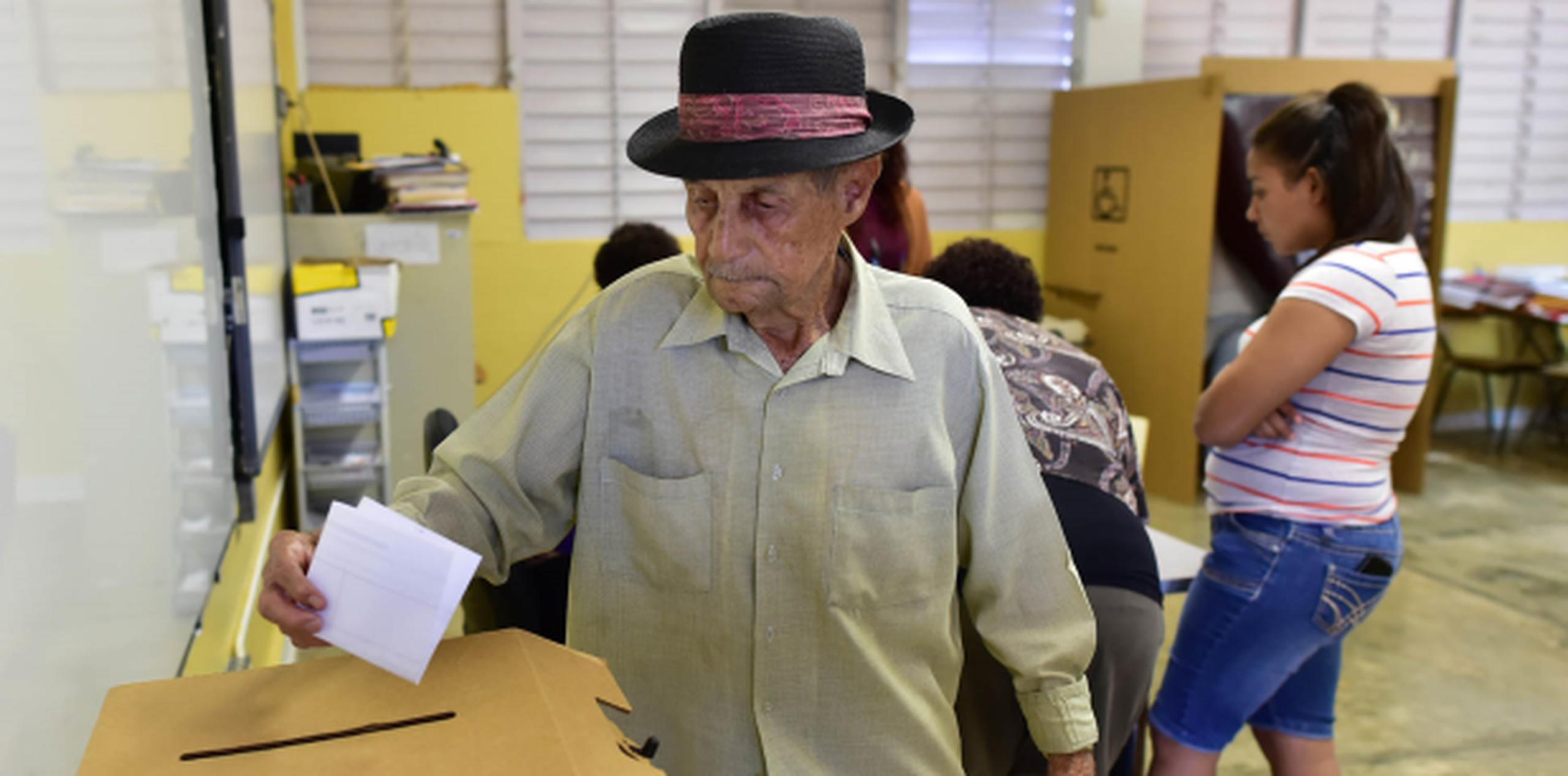 Rafael Gómez ejerce tempranito su derecho al voto en Vieques. (LUIS.ALCALADELOLMO@GFRMEDIA.COM)
