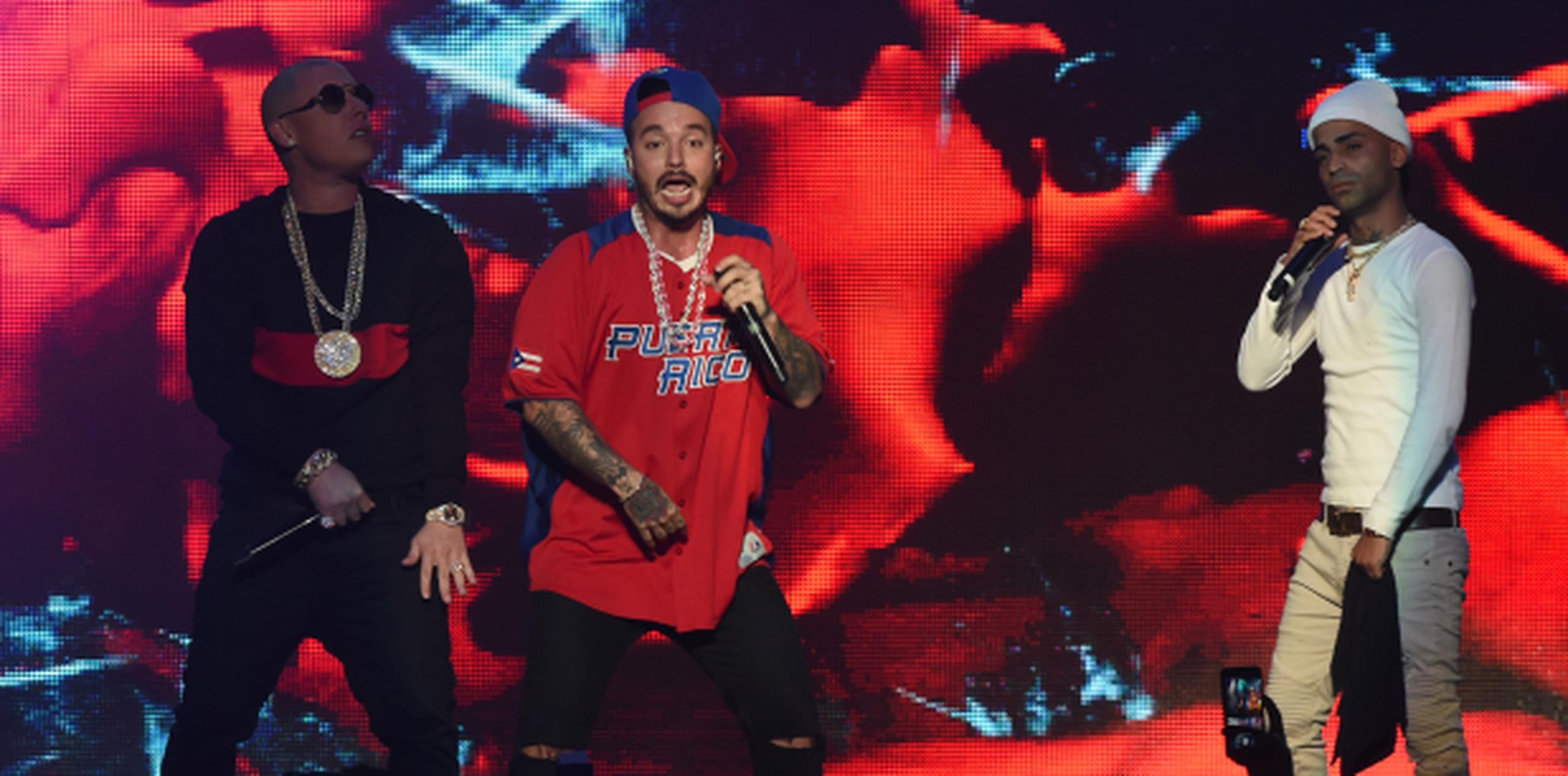 Balvin llegó al Coliseo de Puerto Rico acompañado por intérpretes del género urbano como Arcangel y Cosculluela. (andre.kang@gfrmedia.com)