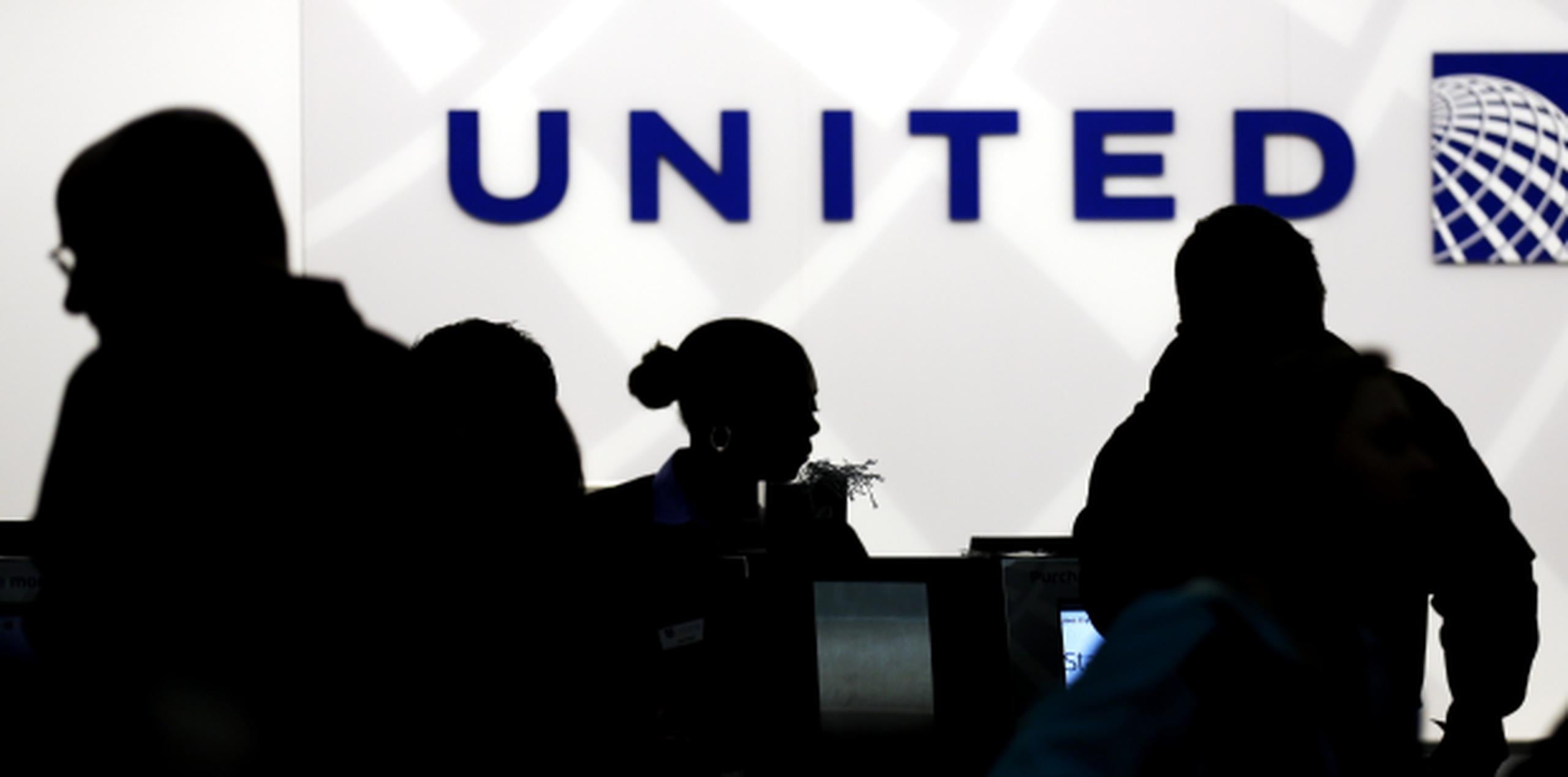 United amenazó con que no despegarían hasta que cuatro personas se levantaran de su asiento y abandonaran la aeronave. (AP / Nam Y. Huh)