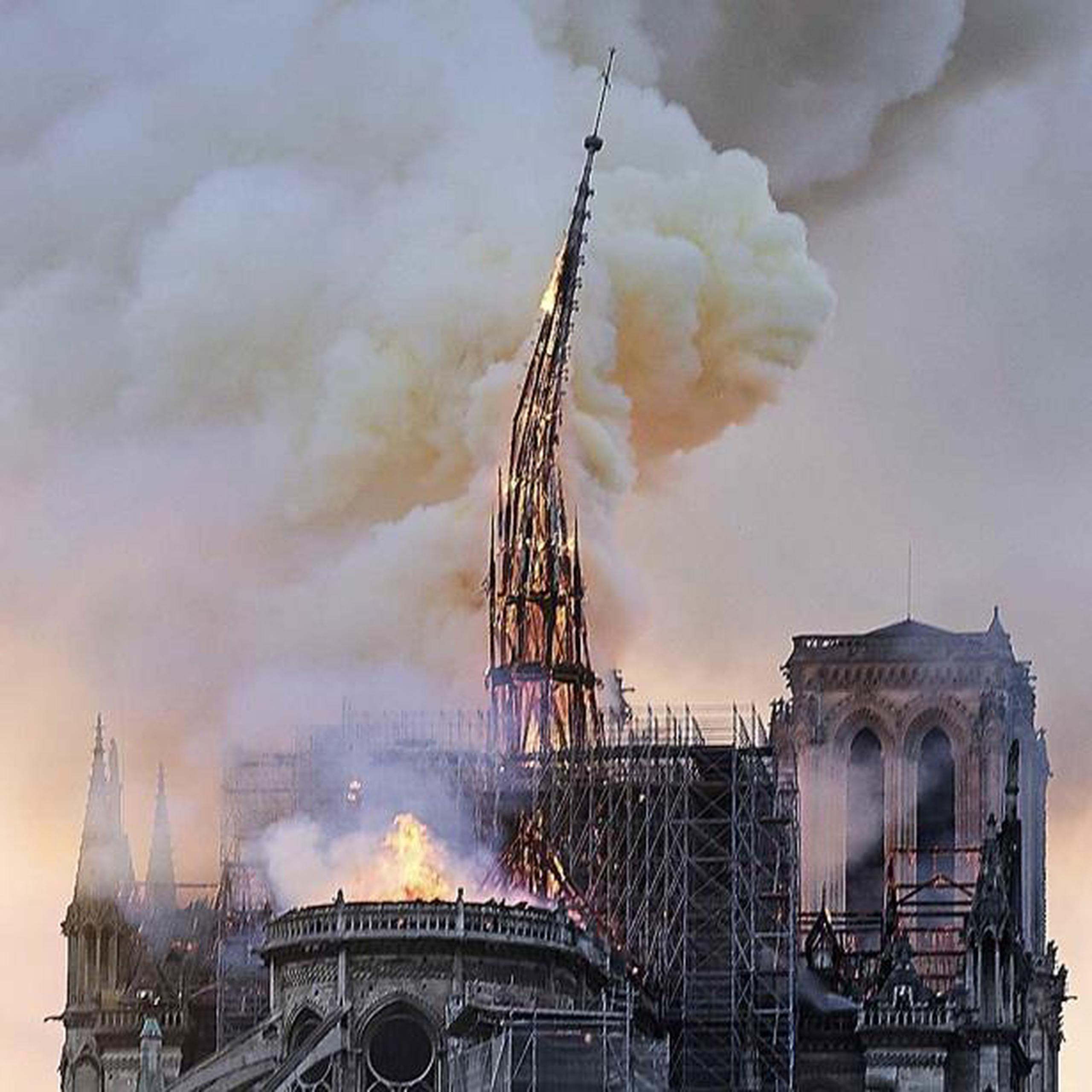 Masas de humo marrón amarillento llenaron el aire sobre la catedral de Notre Dame durante el siniestro. (AP / Diana Ayanna)