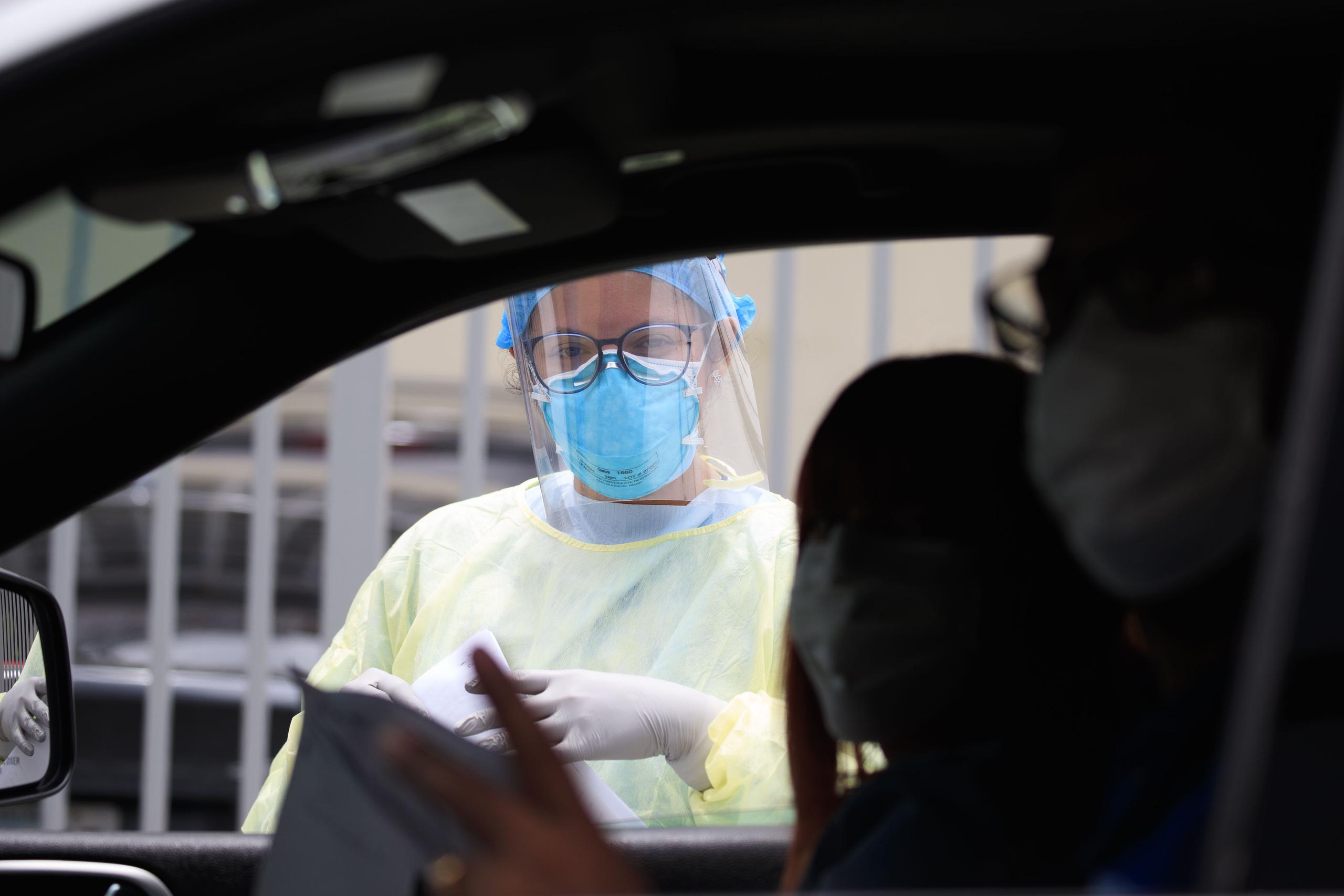Una especialista realiza la toma de muestras por servicarro en el Colegio de Médicos Cirujanos de Puerto Rico. (Archivo)