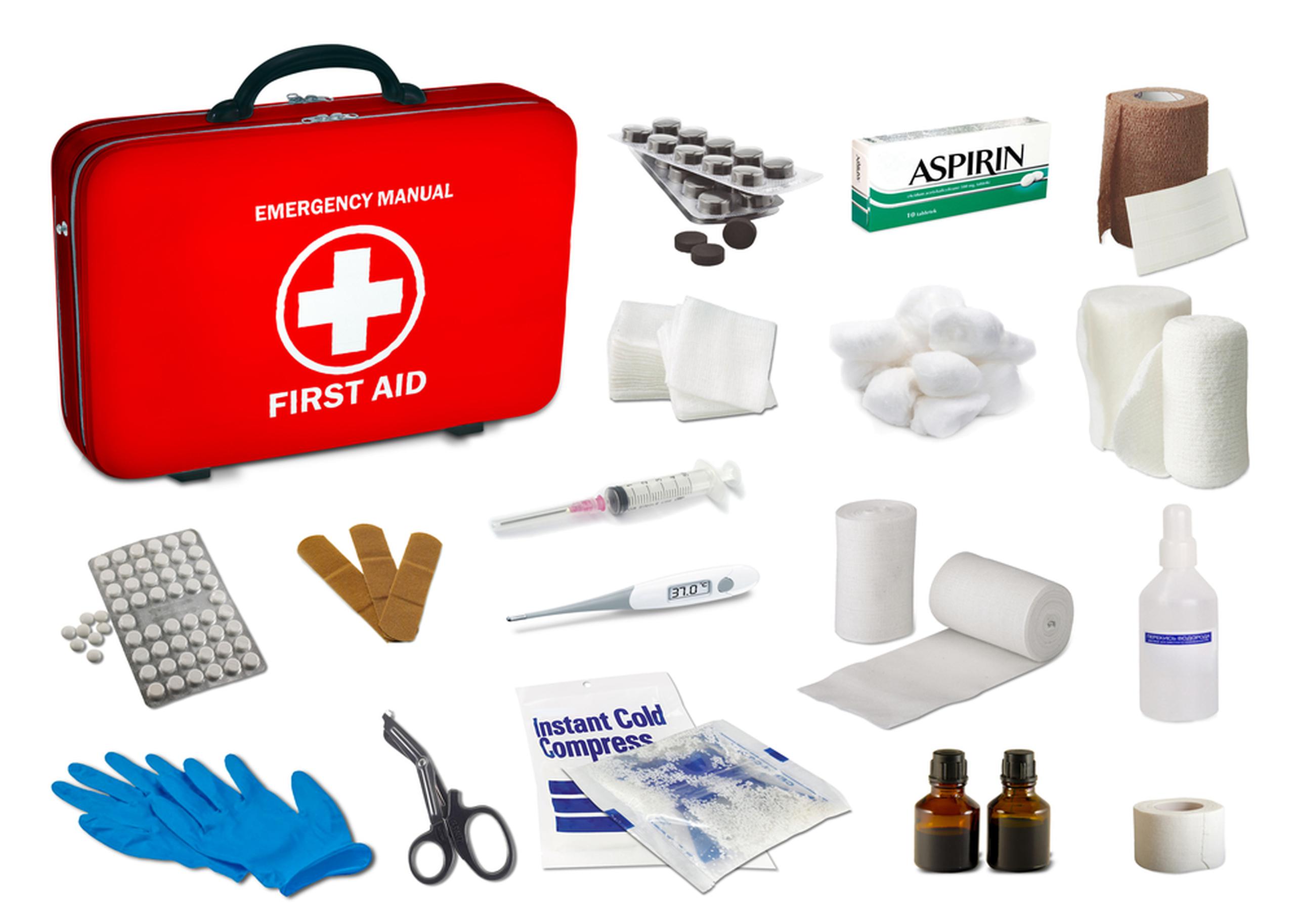 Lo básico que debe haber en todo kit de primeros auxilios son los guantes, las gasas, los vendajes y las curitas, entre otros, además de algunos medicamentos dependiendo de la condición de la persona como el acetaminofén y la aspirina.