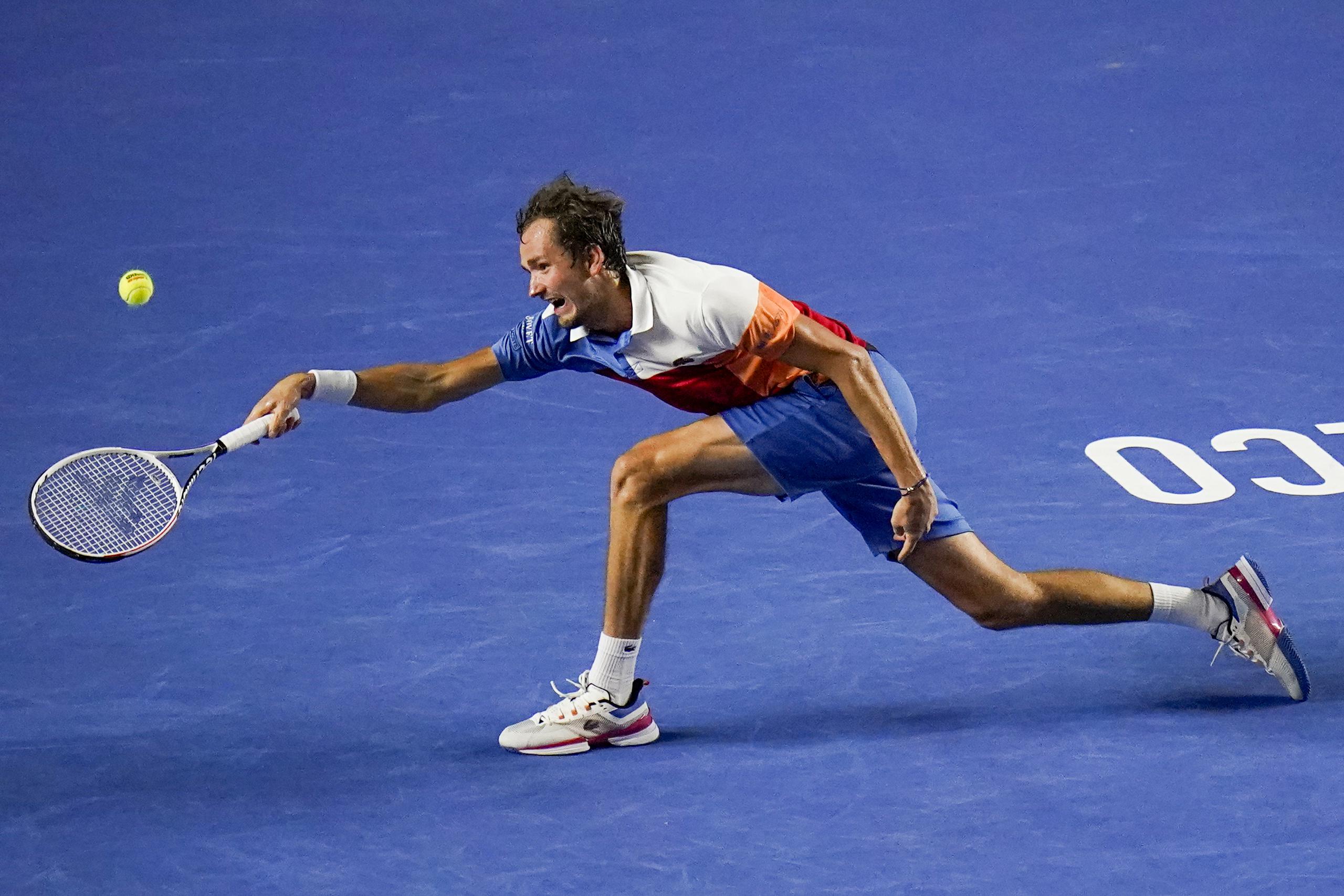 Daniil Medvedev en acción durante su partido con Rafael Nadal por las semifinales del Abierto Mexicano, jugado el 25 de febrero del 2022 en Acapulco. El ruso es el nuevo número uno del mundo.