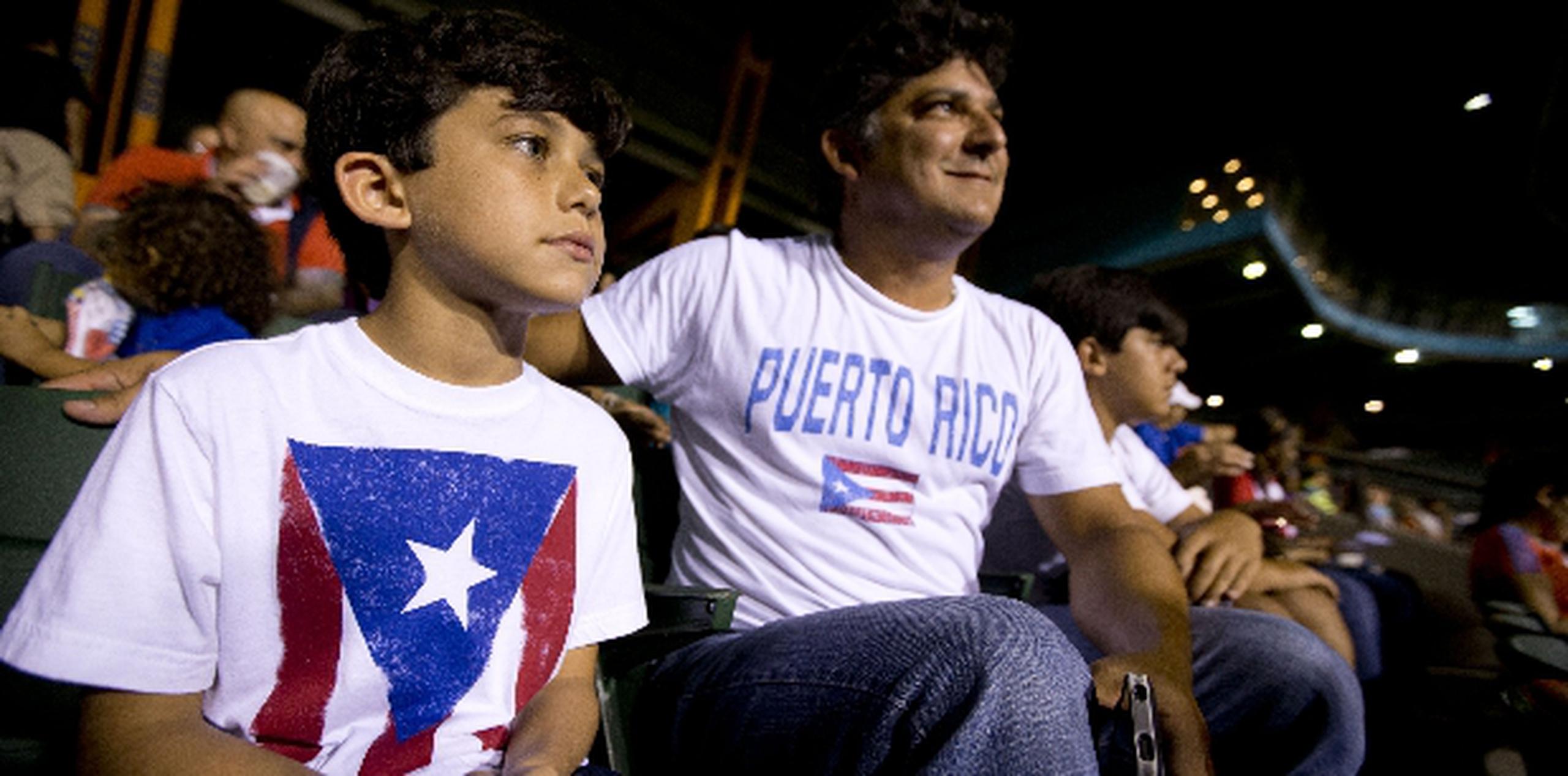 Diego Muñoz presenció ayer en compañía de su familia su primer partido de fútbol de equipos profesionales.  (tonito.zayas@gfrmedia.com)