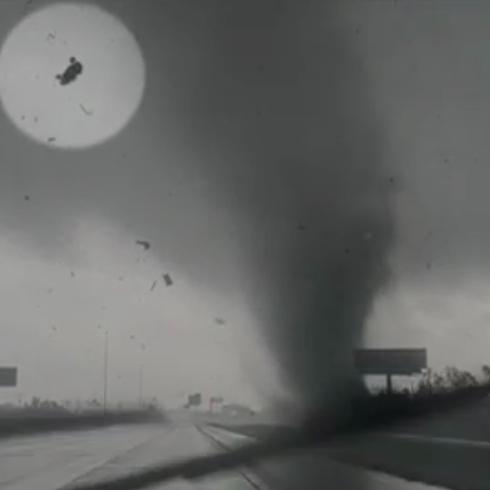 Fuerte Tornado levanta hasta un carro en Texas 