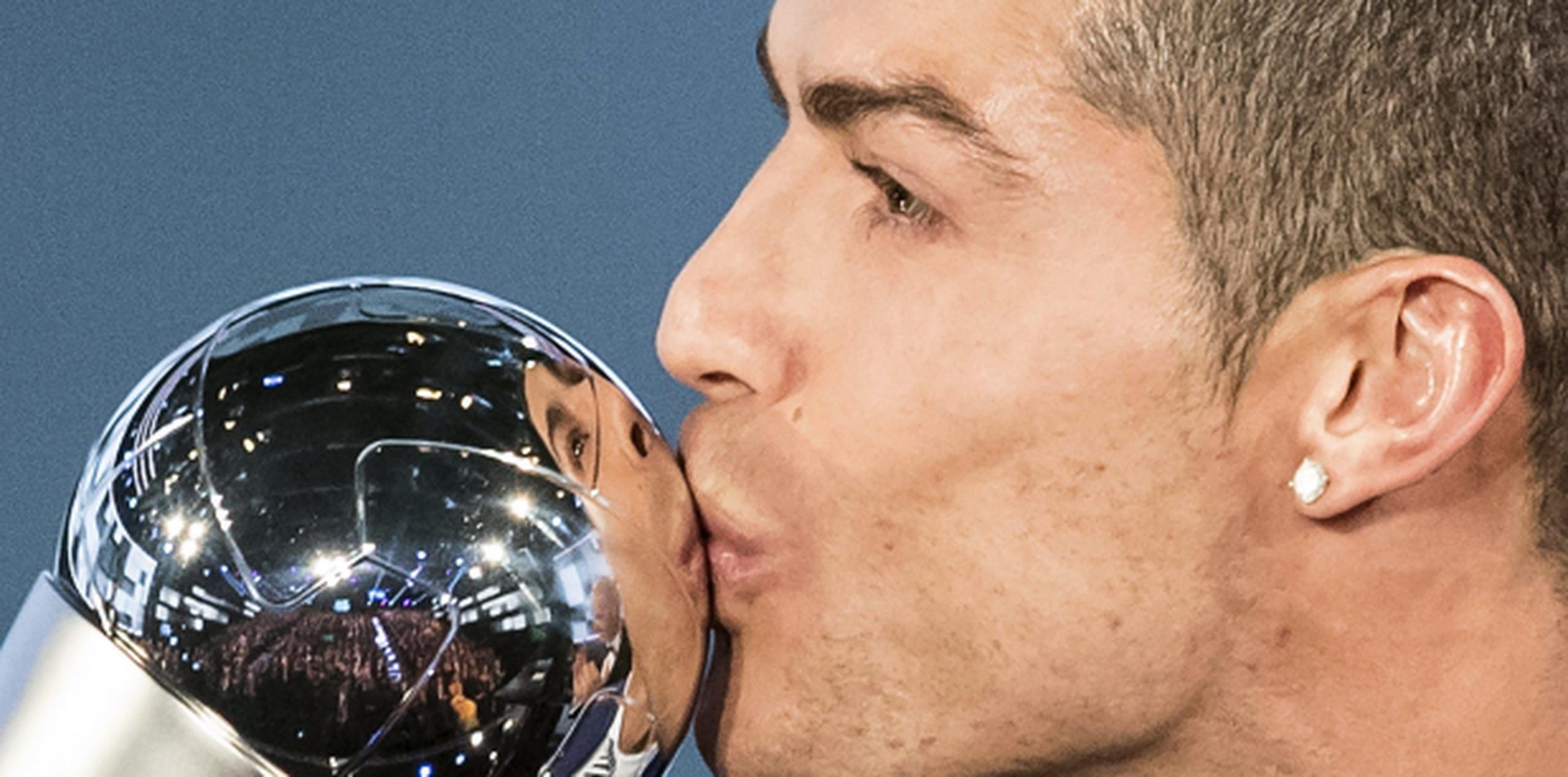 Con su primer título de selección y su cuarto trofeo al mejor futbolista del mundo el portugués consideró que ya está instalado en podio de los mejores futbolistas de la historia. (Agencia EFE)