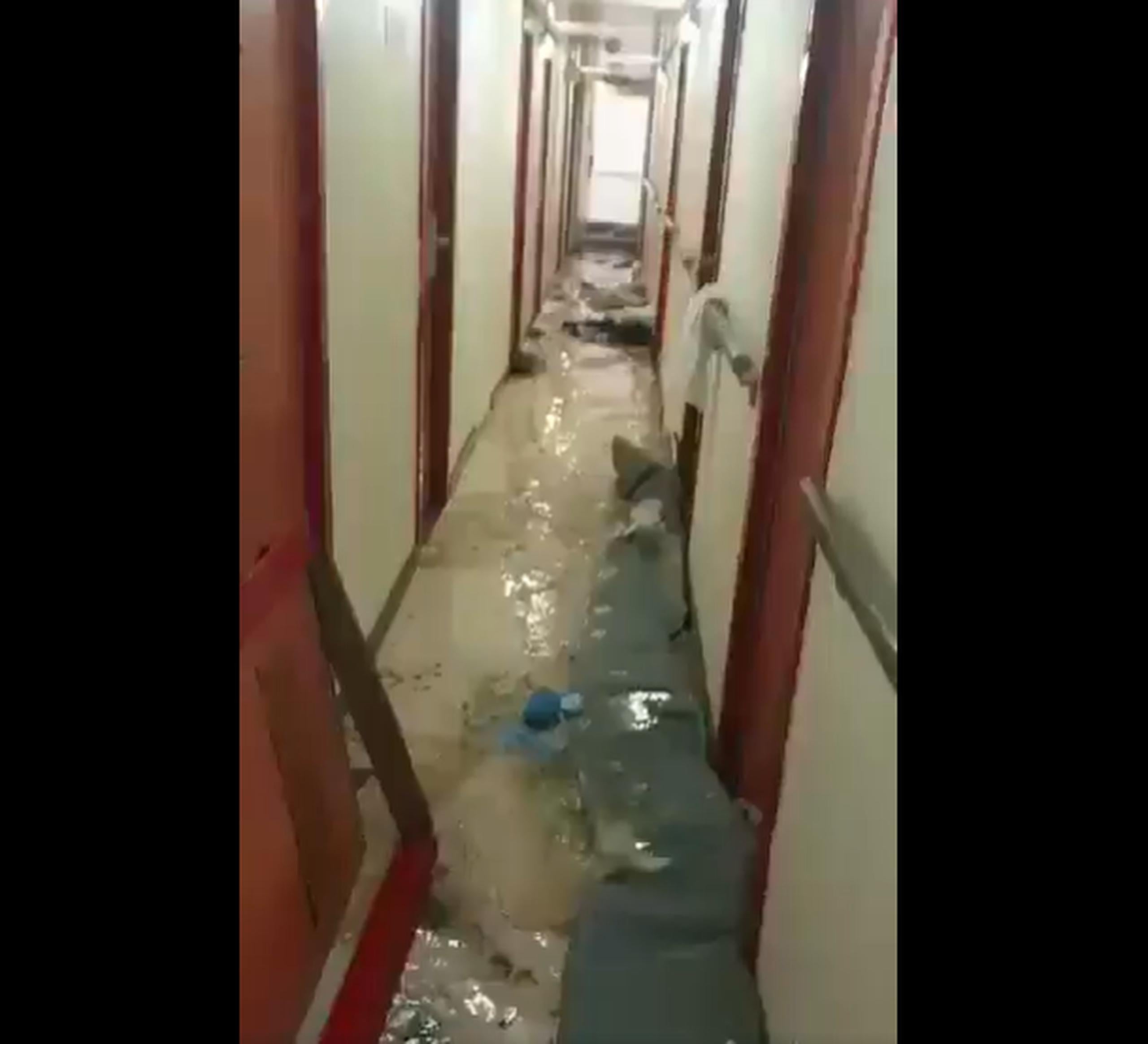 Pasajeros del Carnival Sunshine publicaron en redes sociales videos del agua que entraba por un pasillo inundado al nivel de cabina.