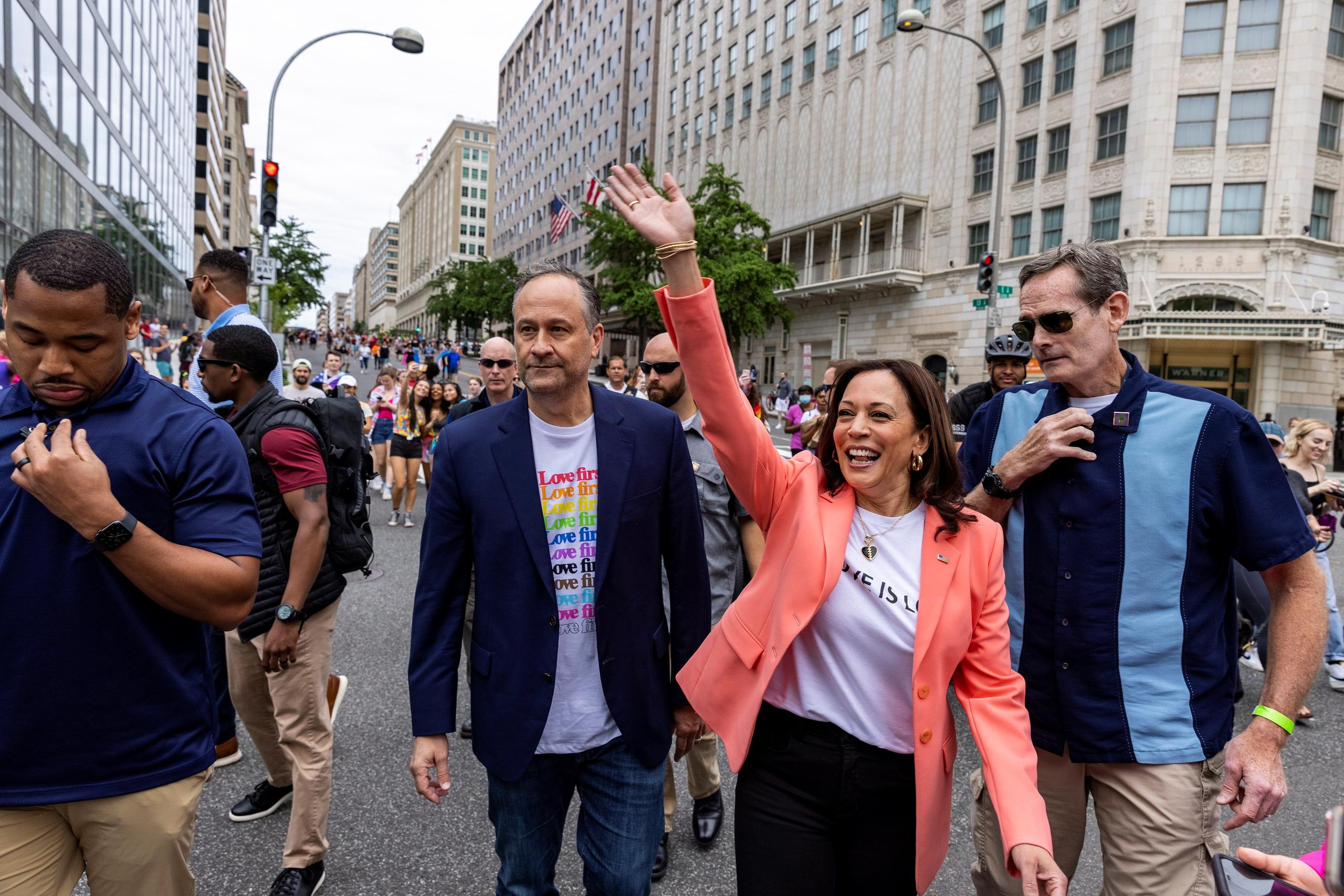 La vicepresidenta estadounidense, Kamala Harris, y su esposo, Doug Emhoff, caminan en la celebración del Capital Pride en Washington, DC.