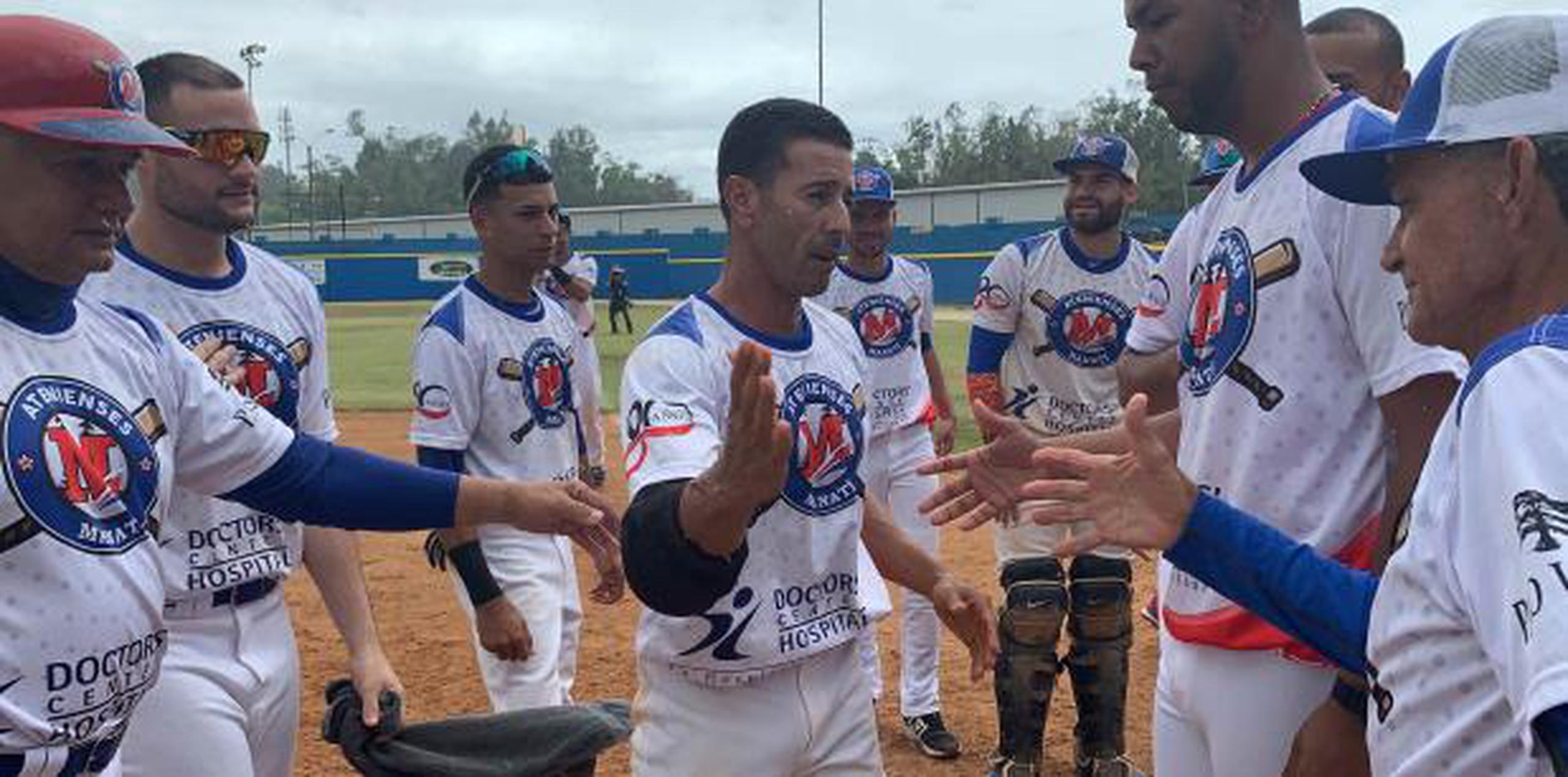Capitaneados por el jugador dirigente José Ponce, al centro, Manatí  clasifica por primera vez desde el 2016.  (suministrada)