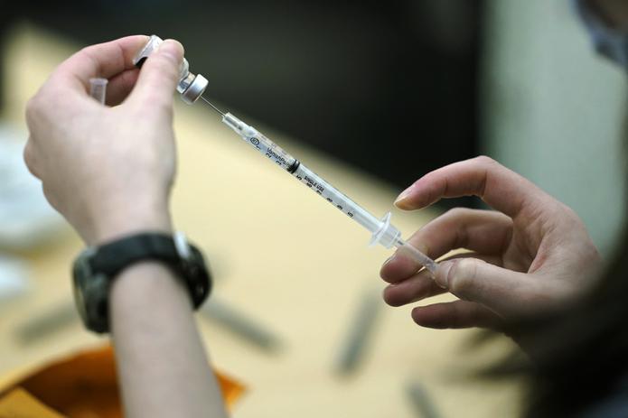 Un trabajador médico llena una jeringa con la vacuna de Pfizer contra el COVID-19.