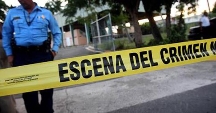 Agentes adscritos a la División de Homicidios del área de San Juan investigan el crimen junto al fiscal de turno. (Archivo)