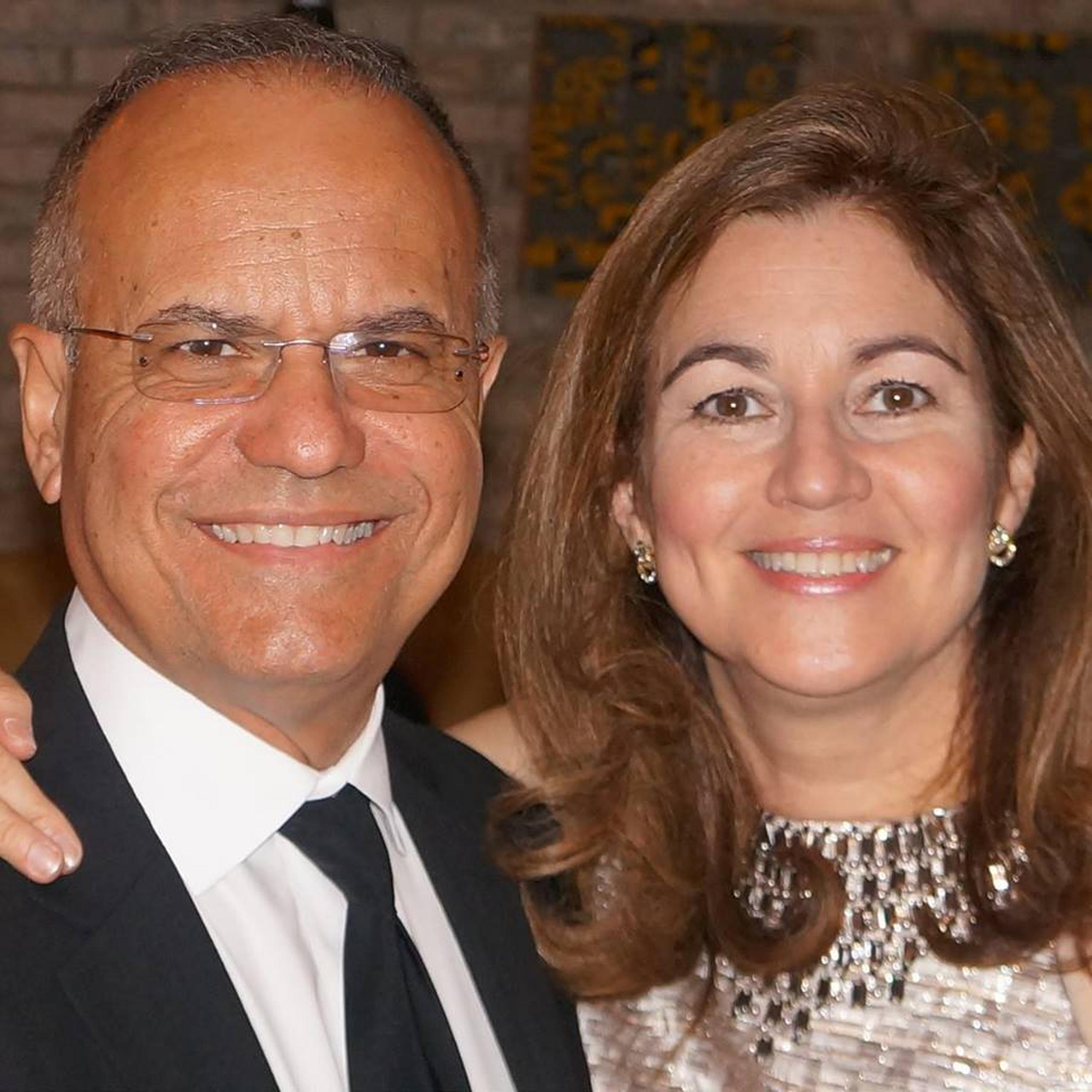 Jorge Haddock Acevedo junto a su esposa (Facebook)