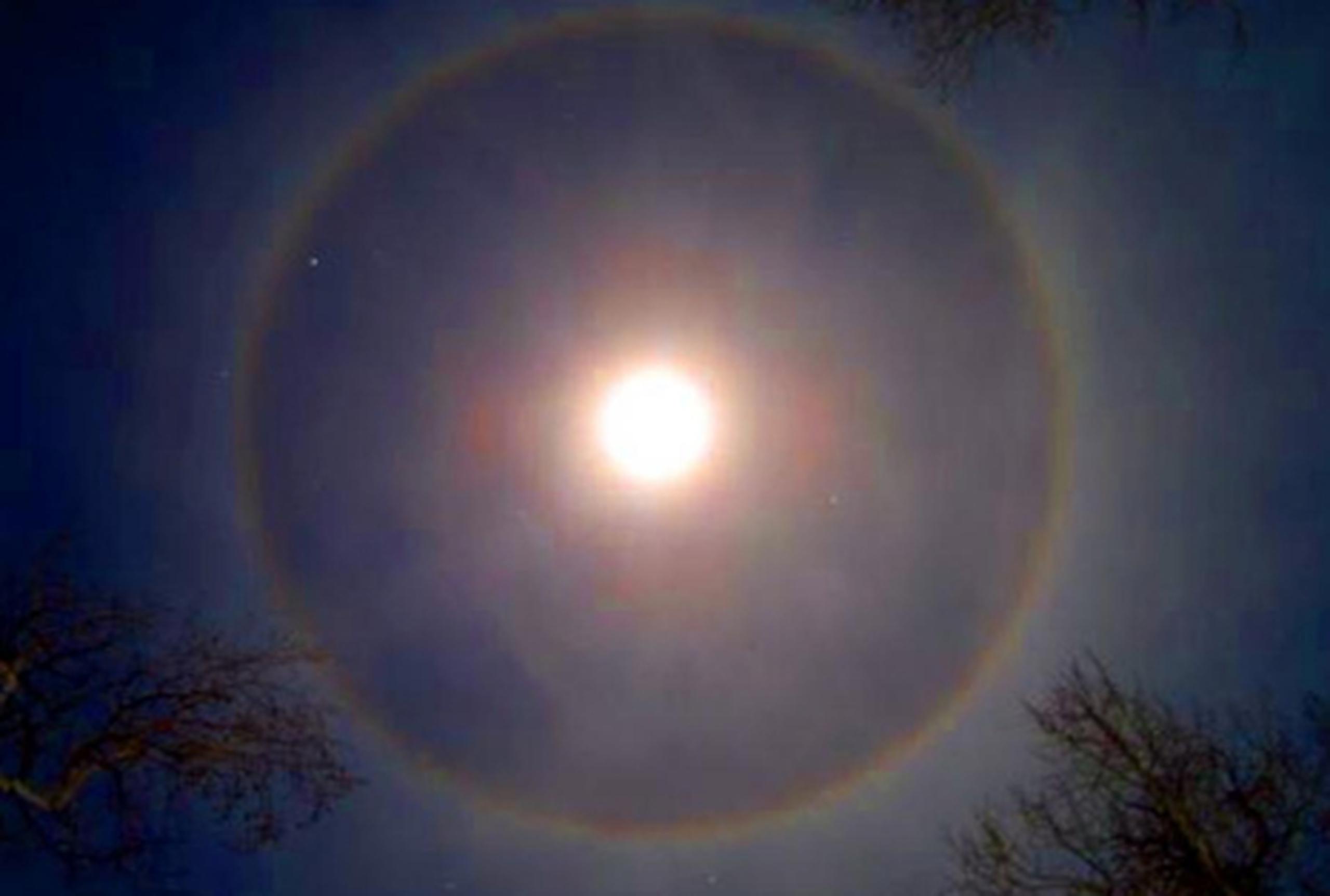 El primero fue un “halo lunar”, un efecto óptico que asemeja un enorme círculo de luz alrededor de la luna . (Suministrada)