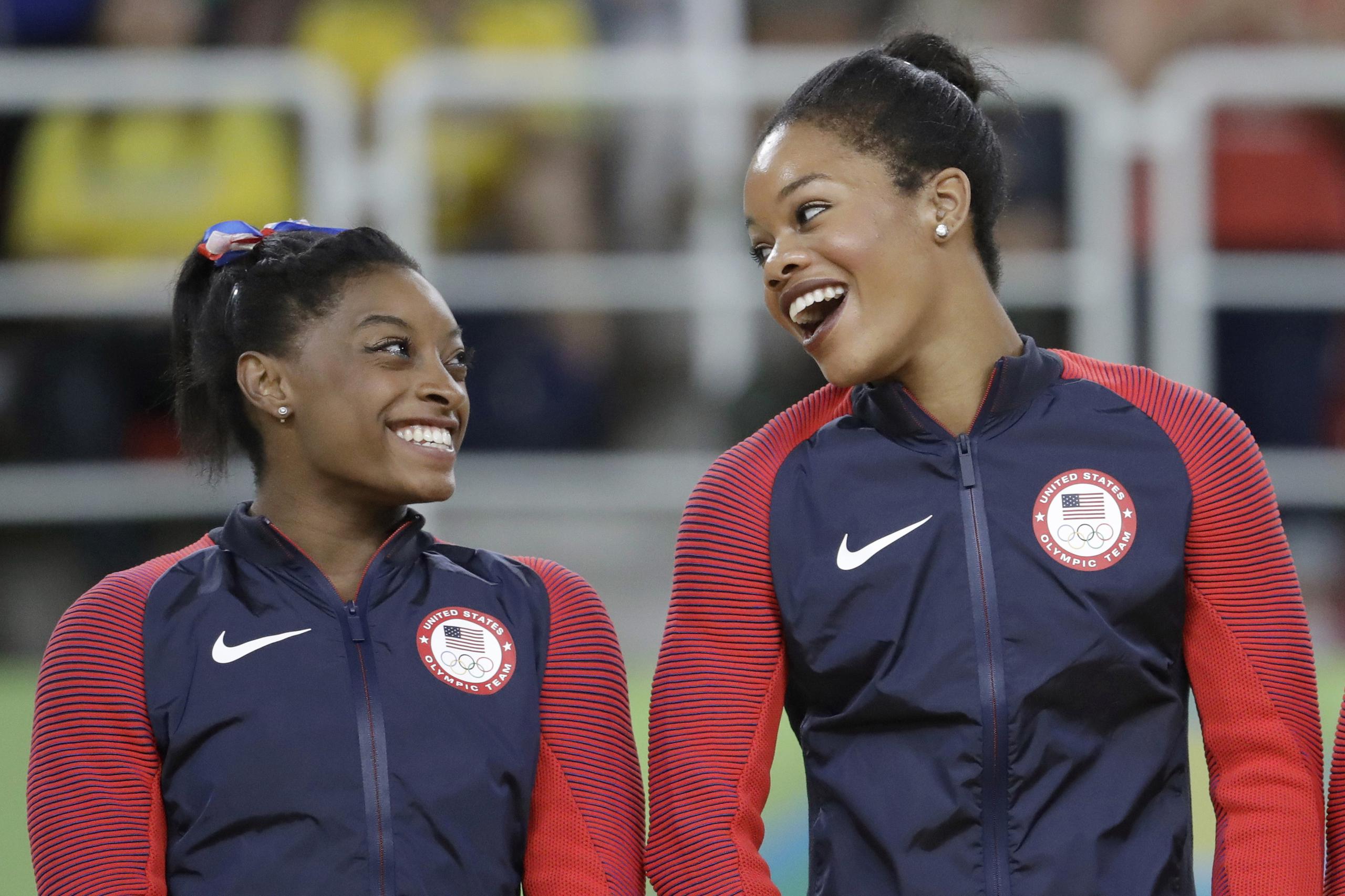 En esta foto del 9 de agoto de 2016, las gimnastas Simone Biles (izquierda) y Gabrielle Douglas celebran en el podio de los Juegos Olímpicos de Río.