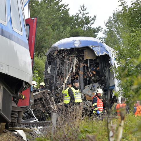 Dos trenes chocan de frente en República Checa