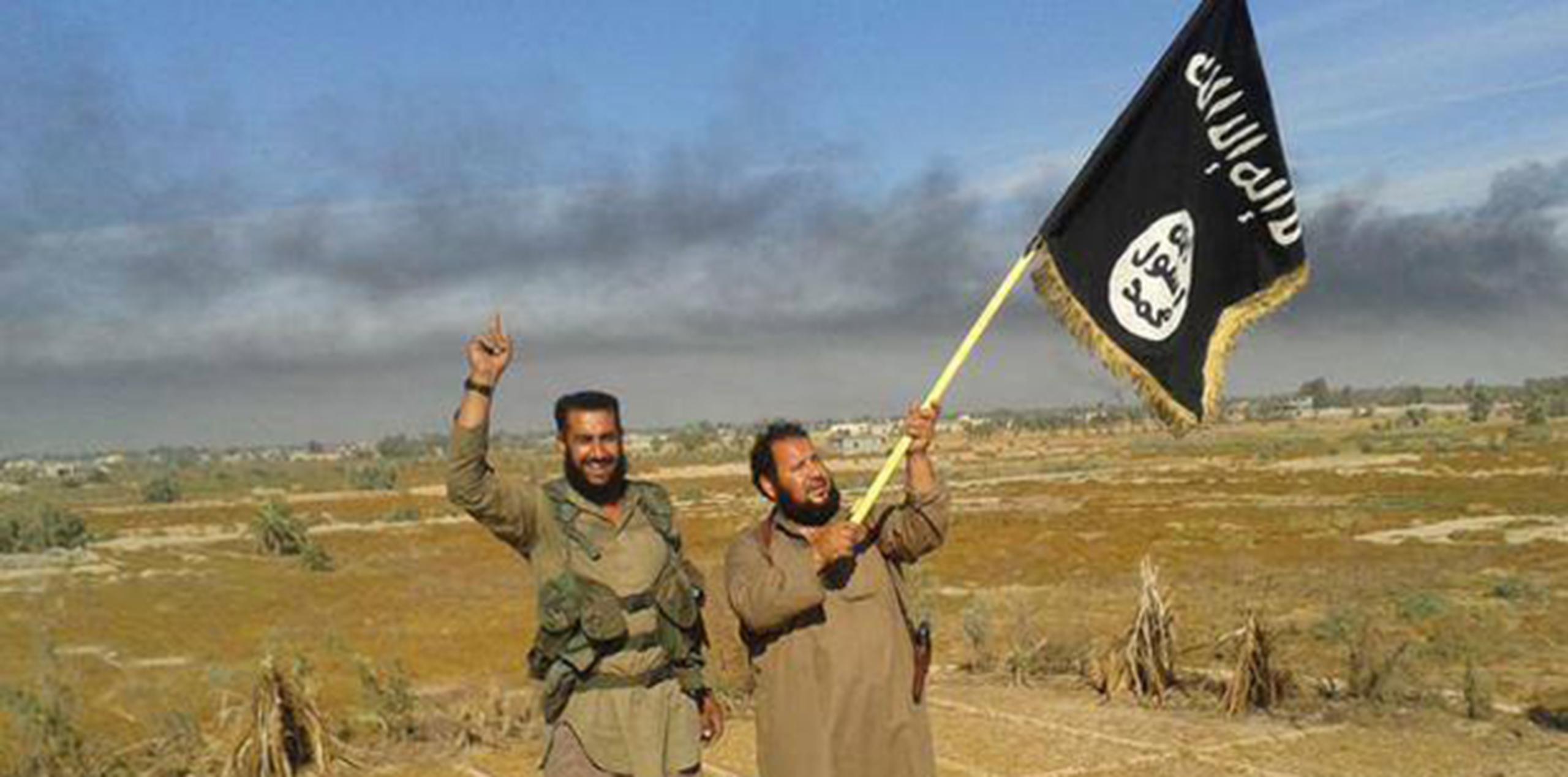 Miembros de Estado Islámico ondean la bandera de la organización terrorista en Siria. (AP)